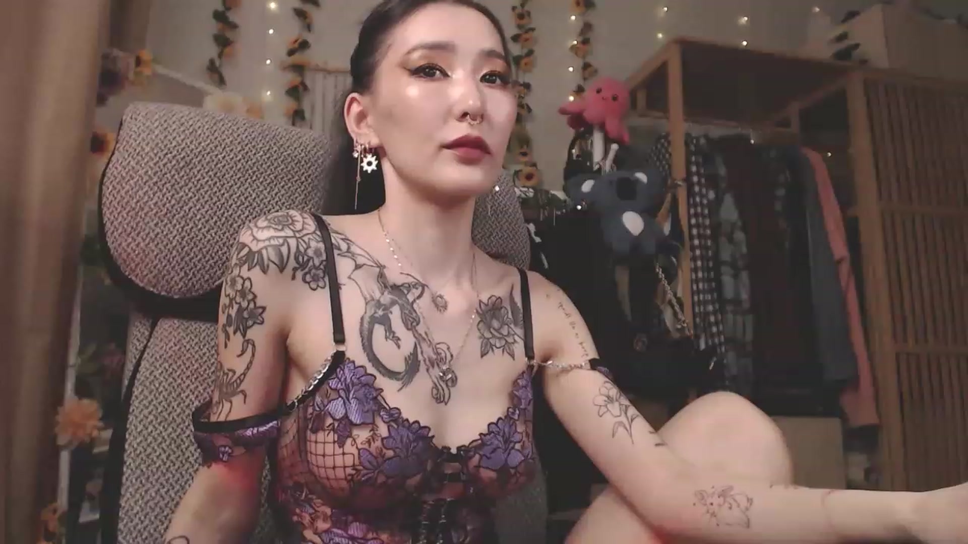 Gallery image thumbnail from KellyAsian's myfreecams stream on, 04/09/2023, 07:53 image 15 of 20