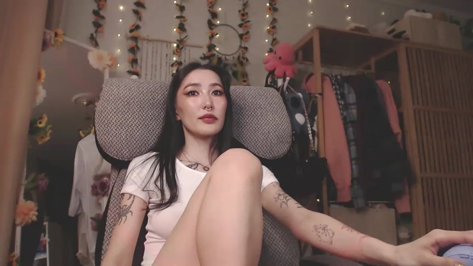 Gallery image thumbnail from KellyAsian's myfreecams stream on, 04/12/2023, 08:00 image 3 of 20