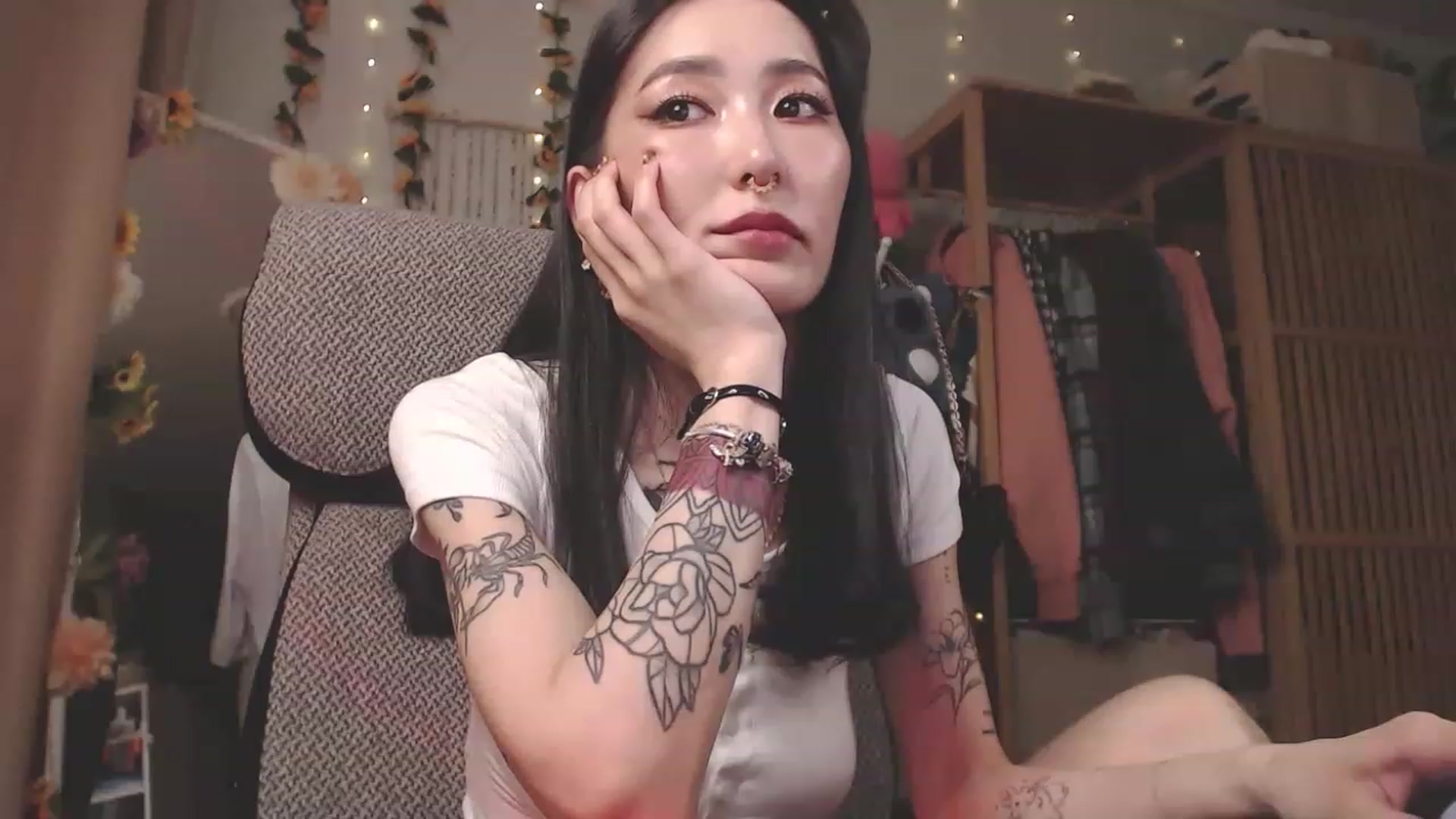 Gallery image thumbnail from KellyAsian's myfreecams stream on, 04/12/2023, 08:00 image 19 of 20
