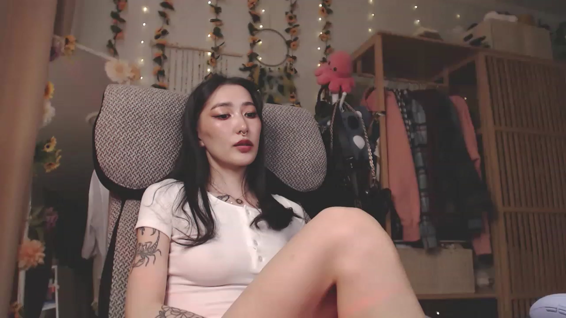 Gallery image thumbnail from KellyAsian's myfreecams stream on, 04/12/2023, 08:00 image 4 of 20