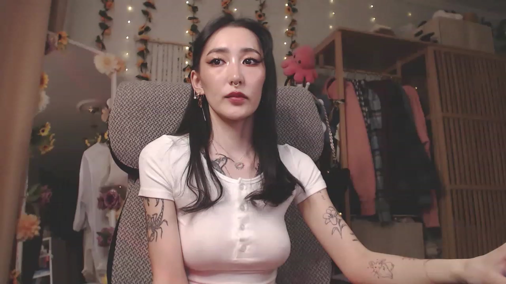 Gallery image thumbnail from KellyAsian's myfreecams stream on, 04/12/2023, 08:00 image 10 of 20
