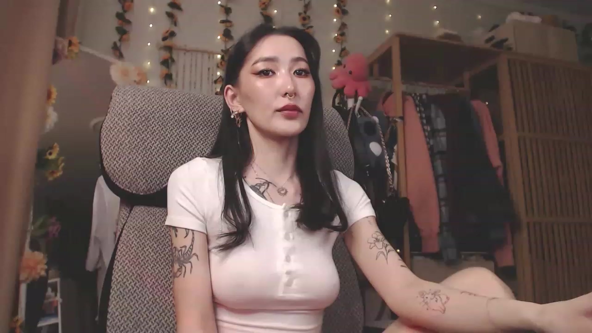 Gallery image thumbnail from KellyAsian's myfreecams stream on, 04/12/2023, 08:00 image 16 of 20