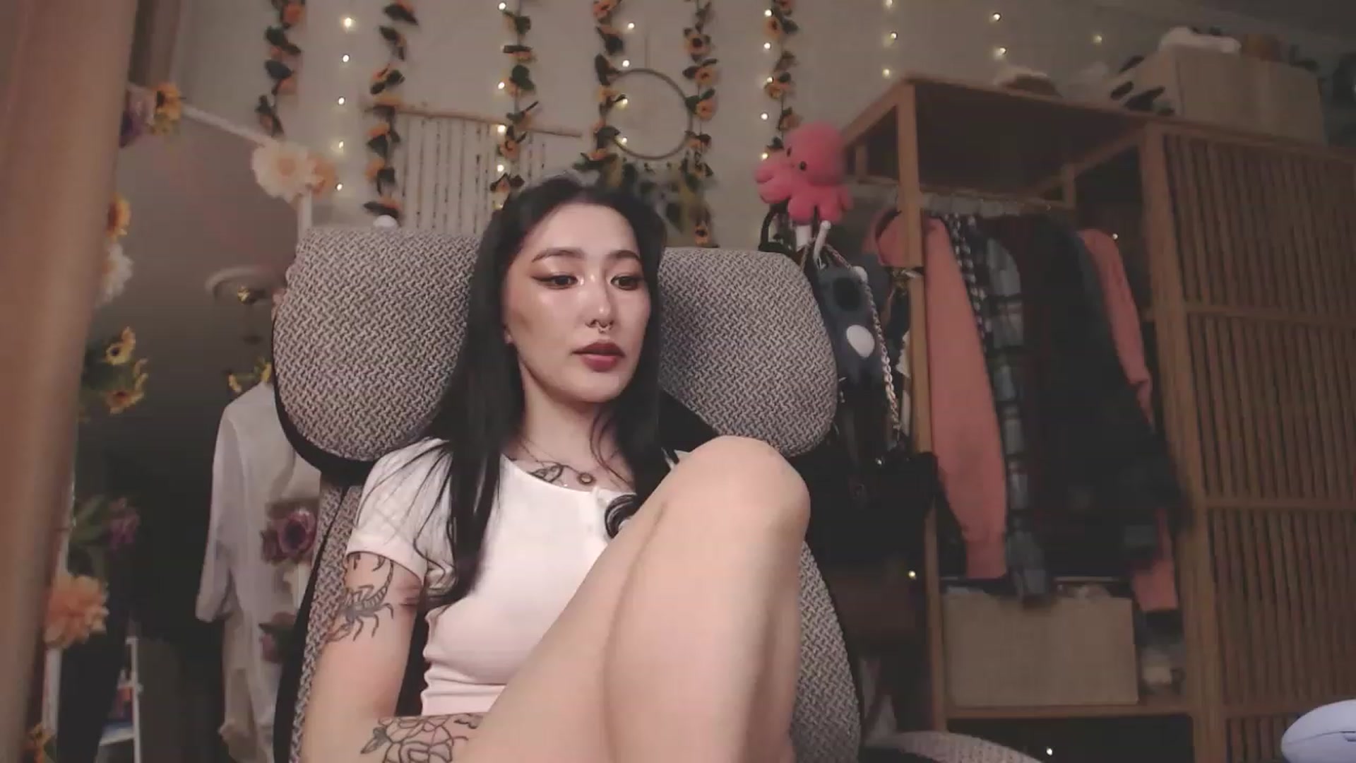 Gallery image thumbnail from KellyAsian's myfreecams stream on, 04/12/2023, 08:00 image 1 of 20