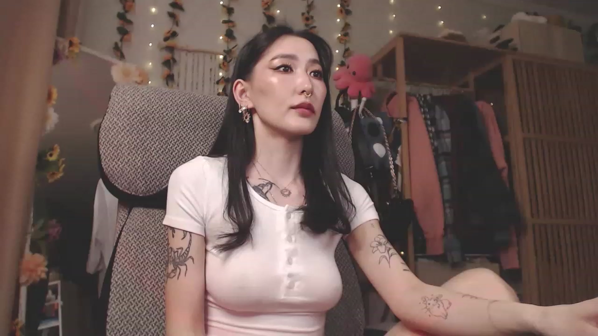 Gallery image thumbnail from KellyAsian's myfreecams stream on, 04/12/2023, 08:00 image 14 of 20