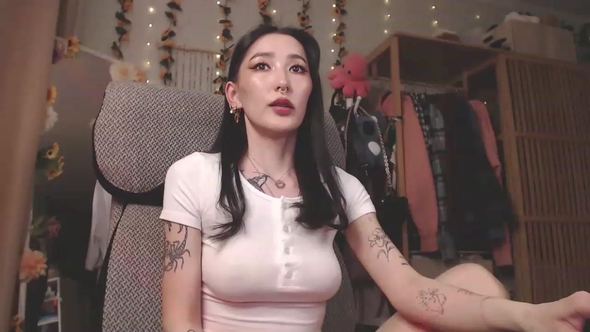 Gallery image thumbnail from KellyAsian's myfreecams stream on, 04/12/2023, 08:00 image 13 of 20