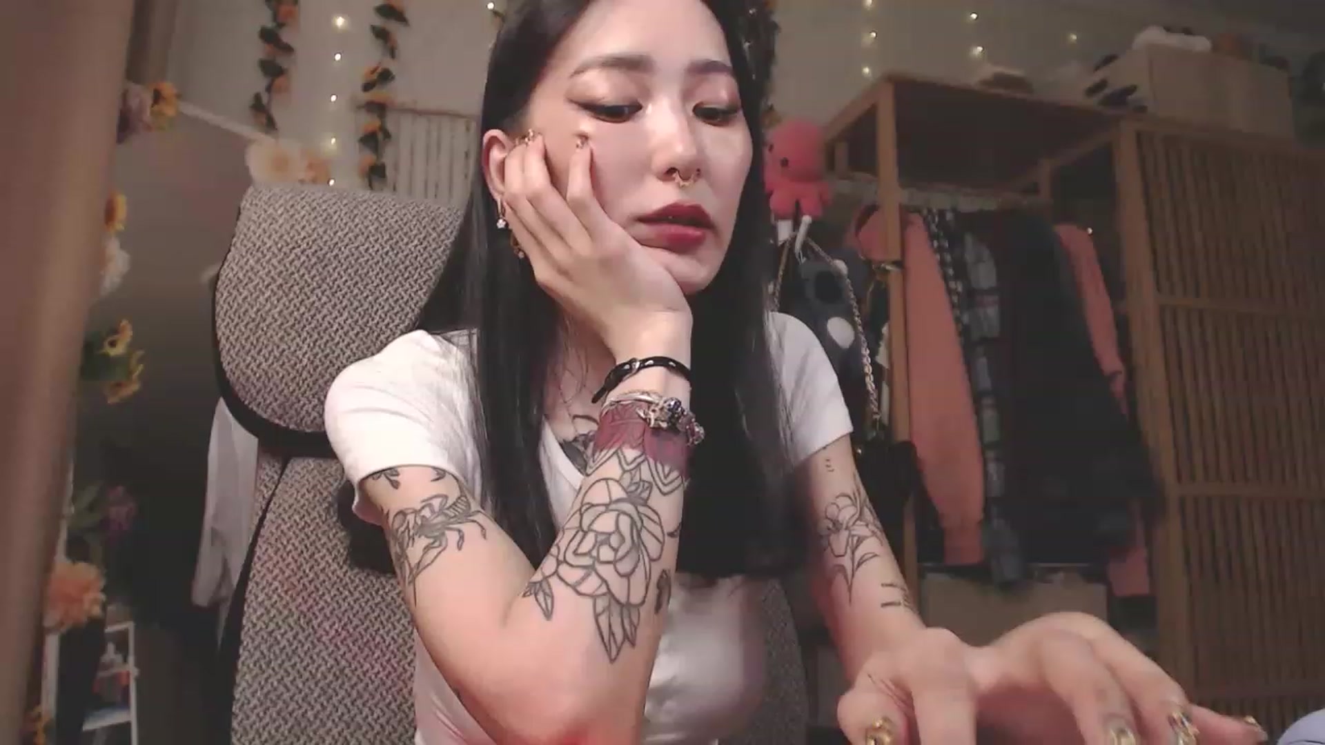 Gallery image thumbnail from KellyAsian's myfreecams stream on, 04/12/2023, 08:00 image 20 of 20