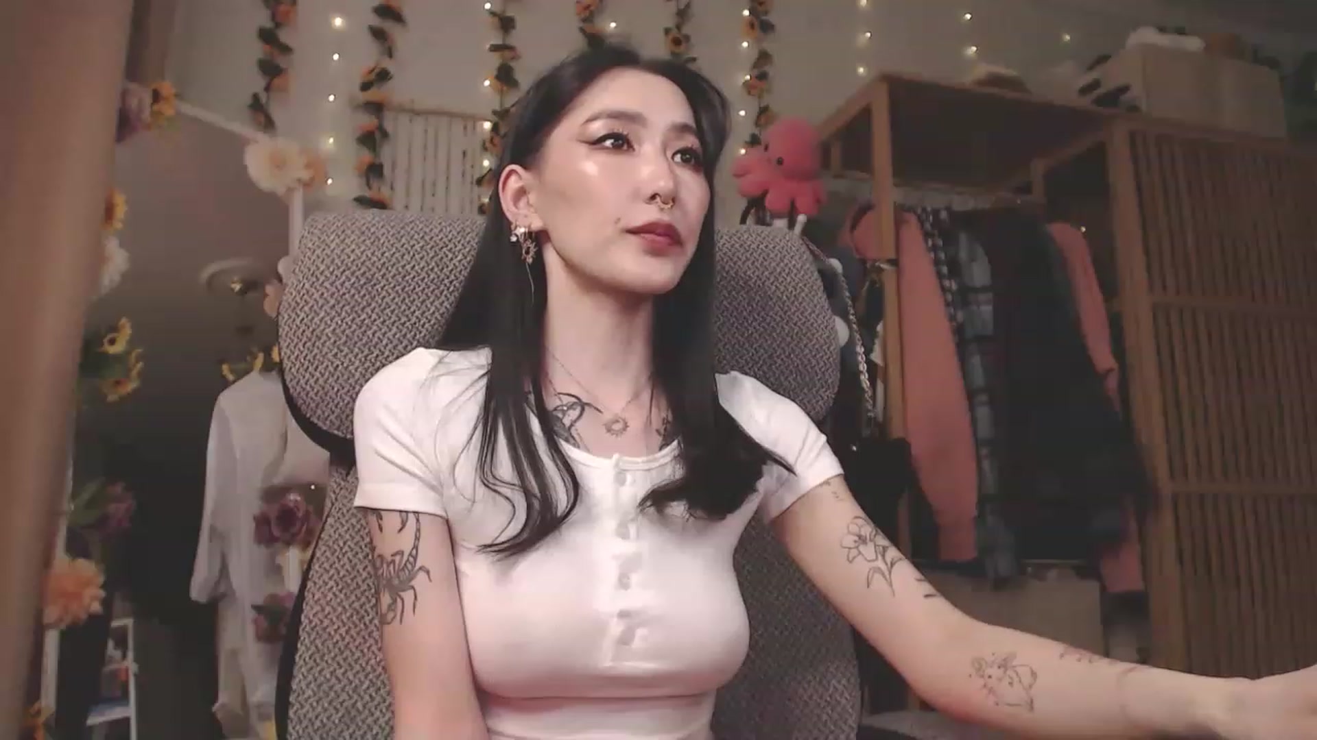 Gallery image thumbnail from KellyAsian's myfreecams stream on, 04/12/2023, 08:00 image 7 of 20