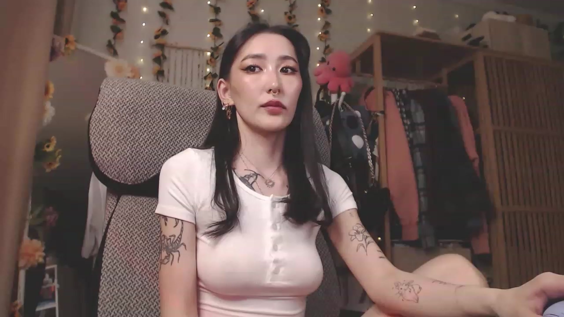Gallery image thumbnail from KellyAsian's myfreecams stream on, 04/12/2023, 08:00 image 15 of 20