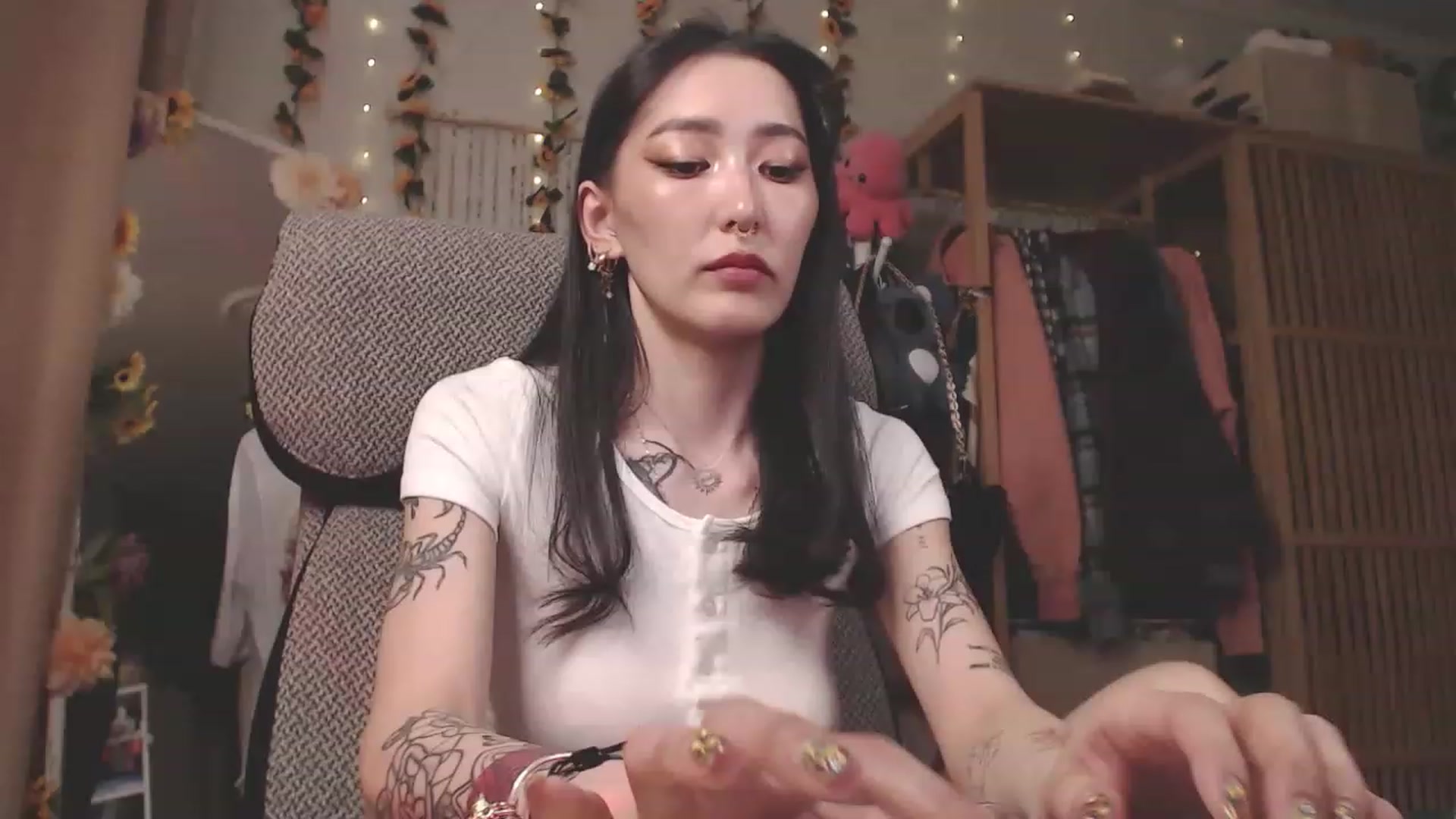 Gallery image thumbnail from KellyAsian's myfreecams stream on, 04/12/2023, 08:00 image 17 of 20