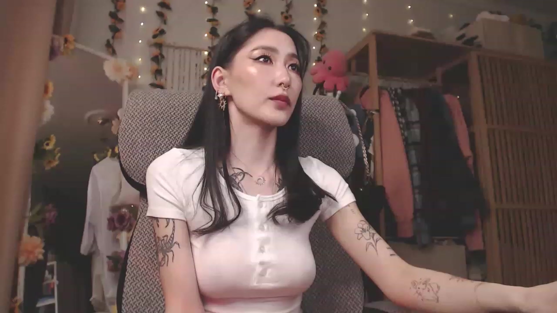Gallery image thumbnail from KellyAsian's myfreecams stream on, 04/12/2023, 08:00 image 8 of 20