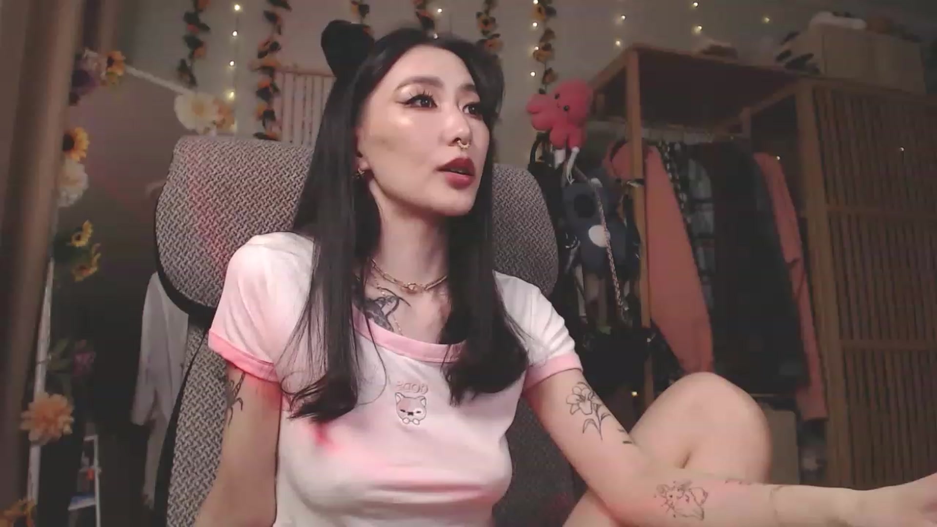 Gallery image thumbnail from KellyAsian's myfreecams stream on, 04/12/2023, 13:38 image 11 of 20