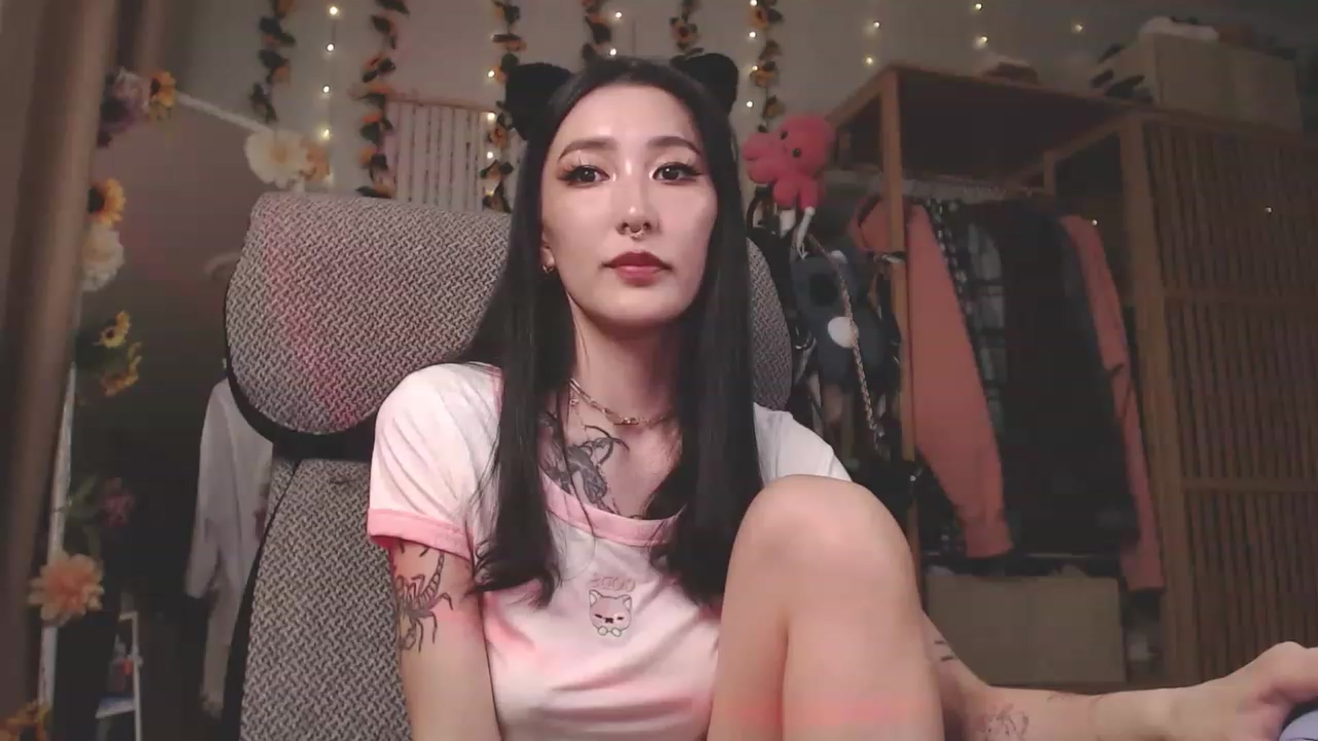 Gallery image thumbnail from KellyAsian's myfreecams stream on, 04/12/2023, 13:38 image 15 of 20