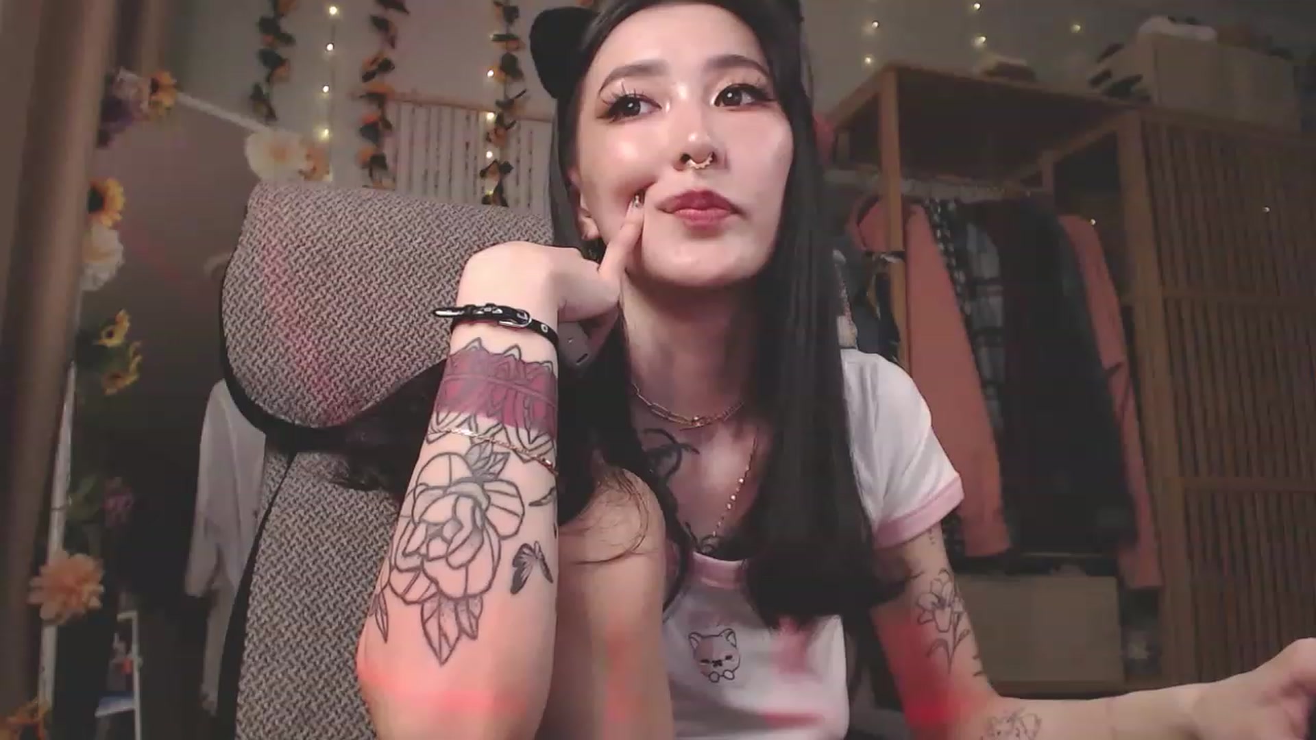 Gallery image thumbnail from KellyAsian's myfreecams stream on, 04/12/2023, 13:38 image 20 of 20