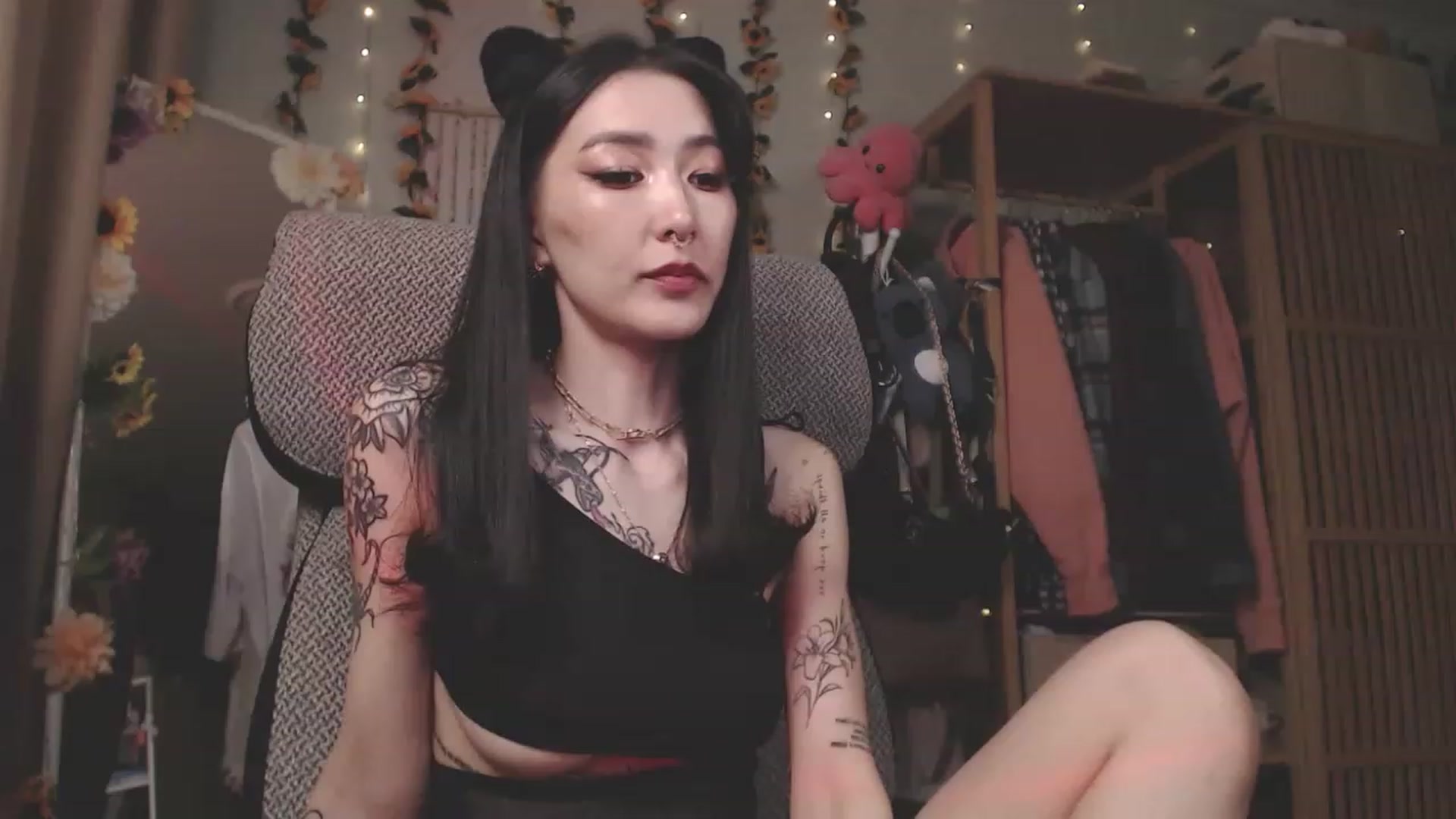 Gallery image thumbnail from KellyAsian's myfreecams stream on, 04/12/2023, 13:38 image 7 of 20