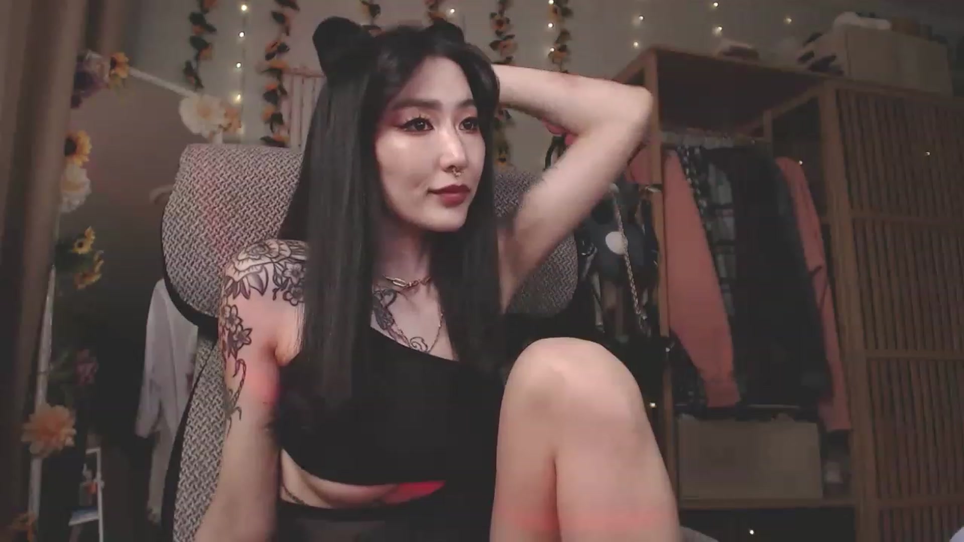 Gallery image thumbnail from KellyAsian's myfreecams stream on, 04/12/2023, 13:38 image 2 of 20