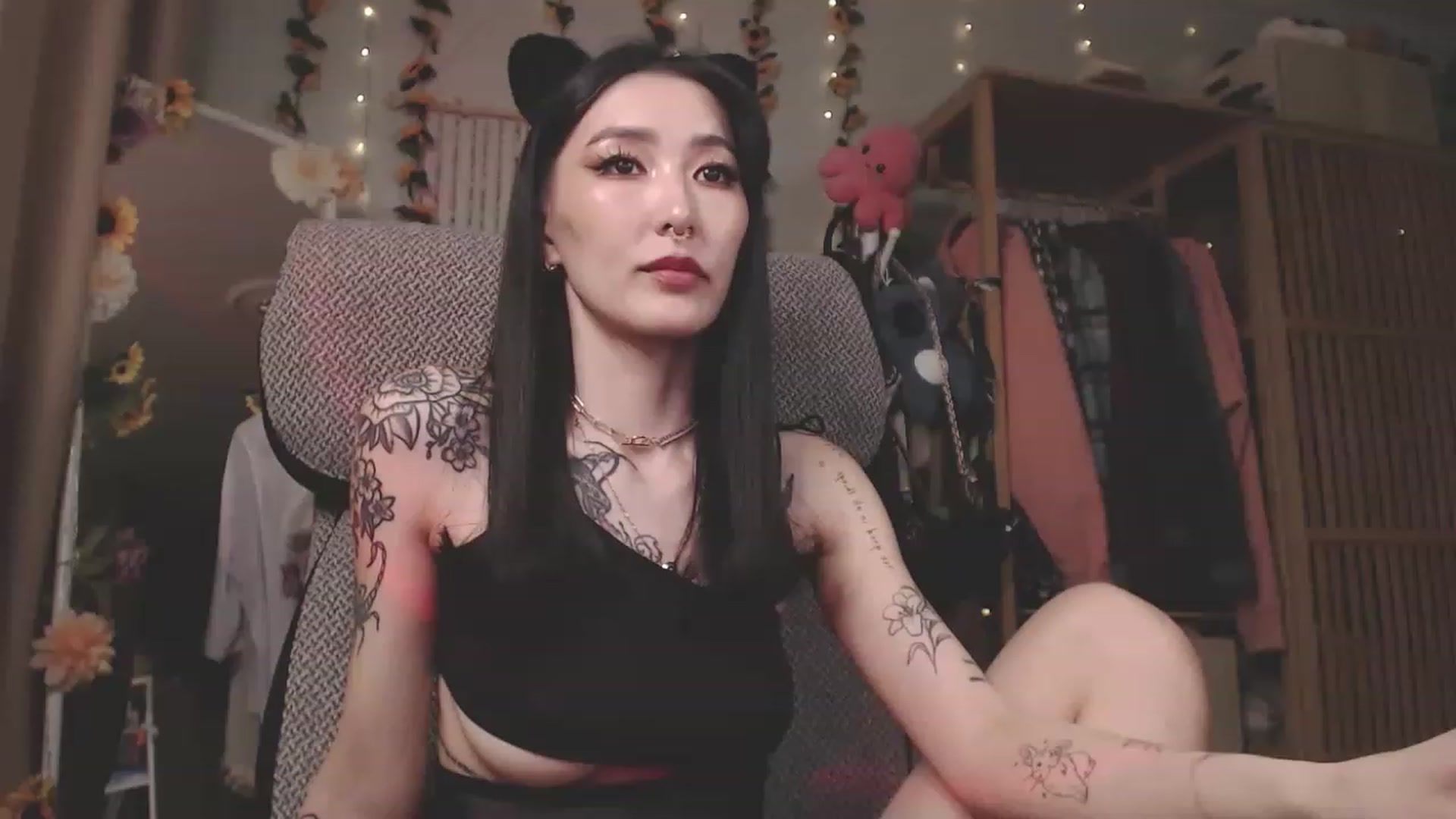 Gallery image thumbnail from KellyAsian's myfreecams stream on, 04/12/2023, 13:38 image 10 of 20