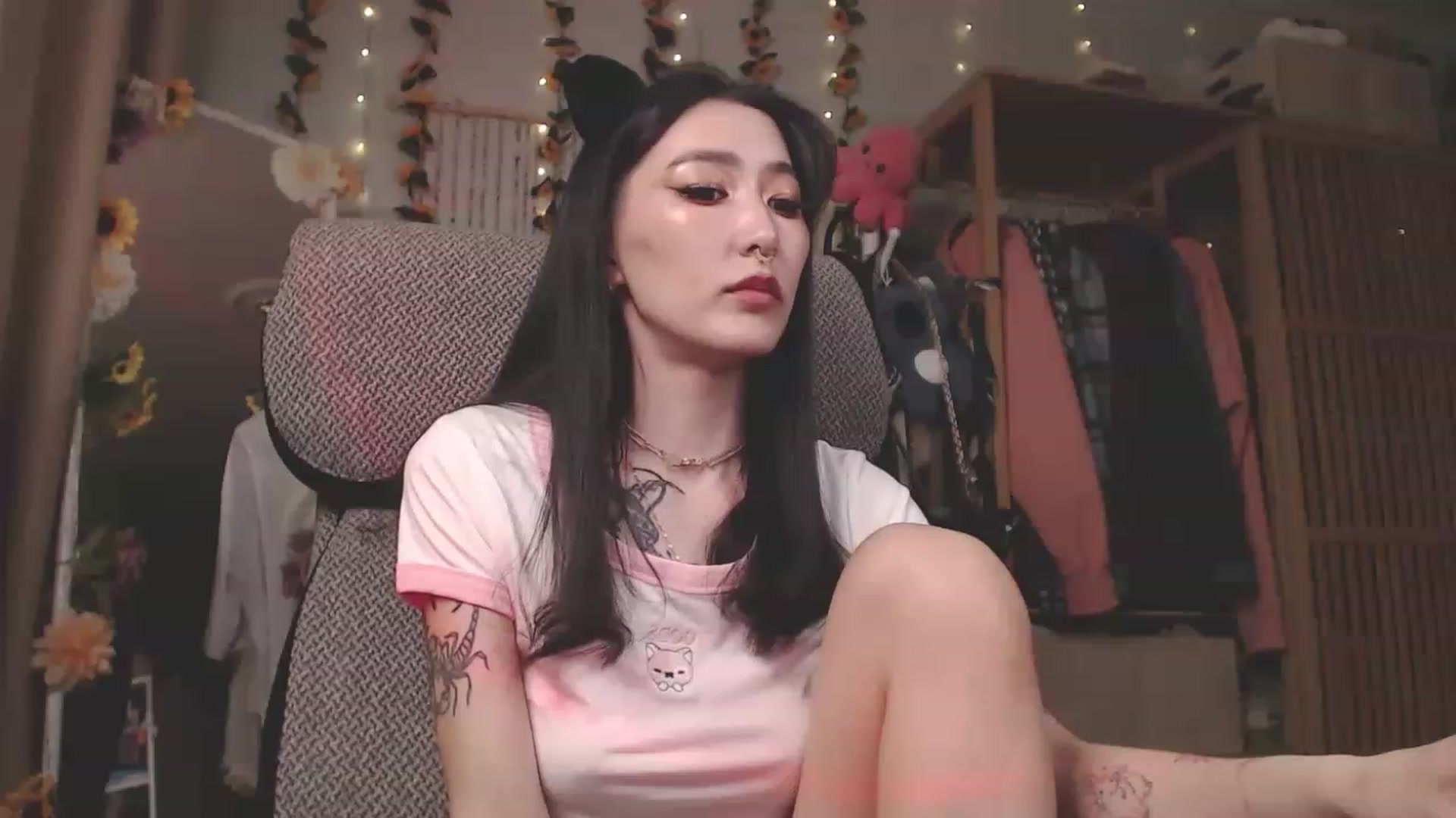 Gallery image thumbnail from KellyAsian's myfreecams stream on, 04/12/2023, 13:38 image 14 of 20