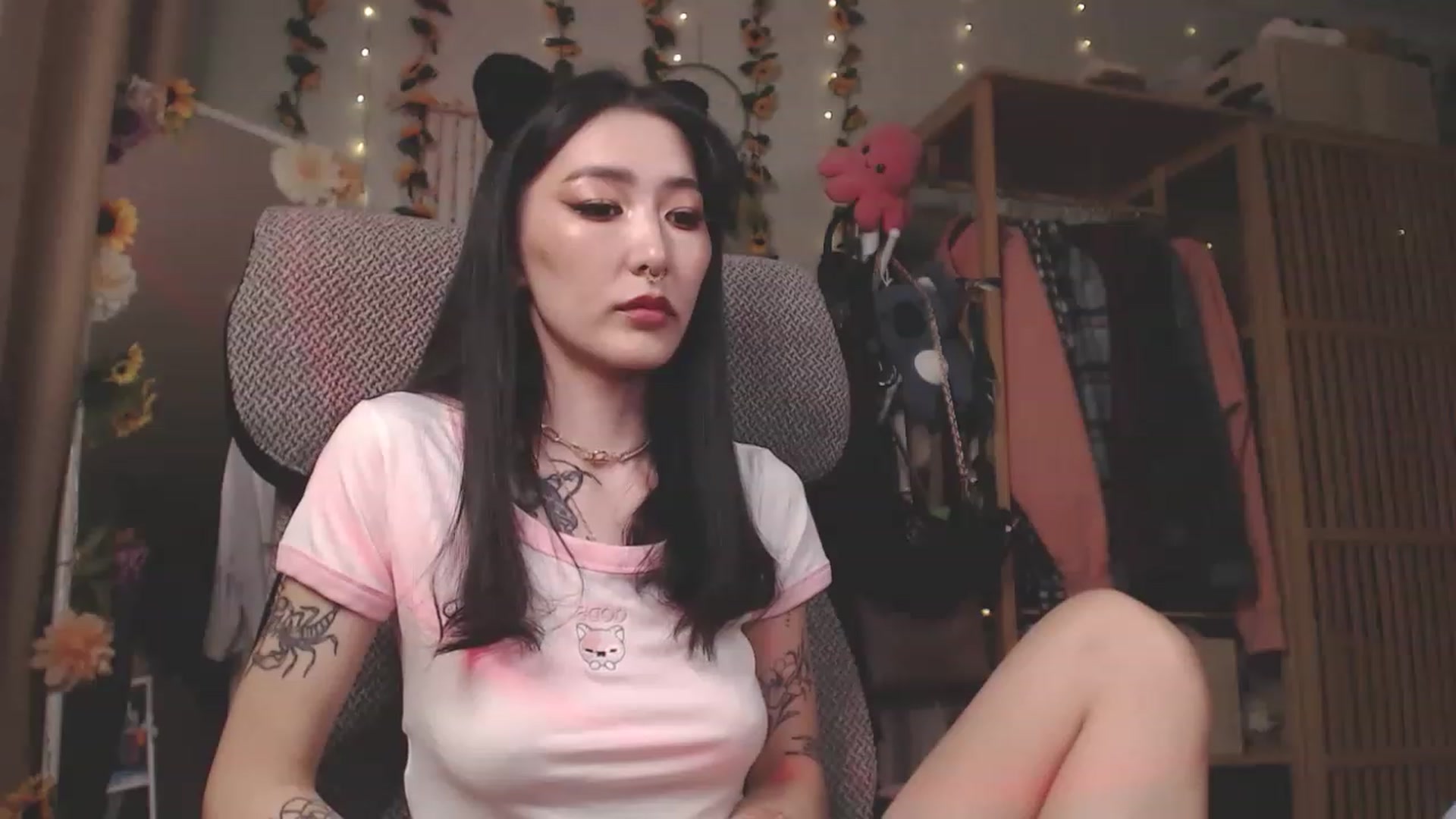 Gallery image thumbnail from KellyAsian's myfreecams stream on, 04/12/2023, 13:38 image 16 of 20
