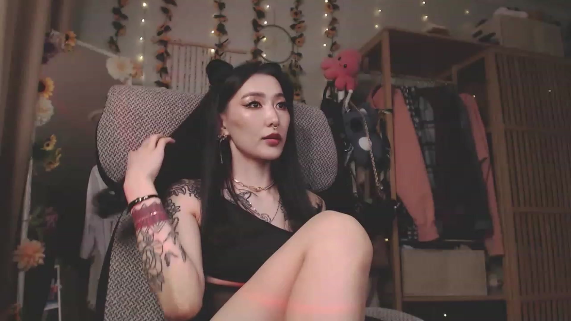 Gallery image thumbnail from KellyAsian's myfreecams stream on, 04/12/2023, 13:38 image 4 of 20