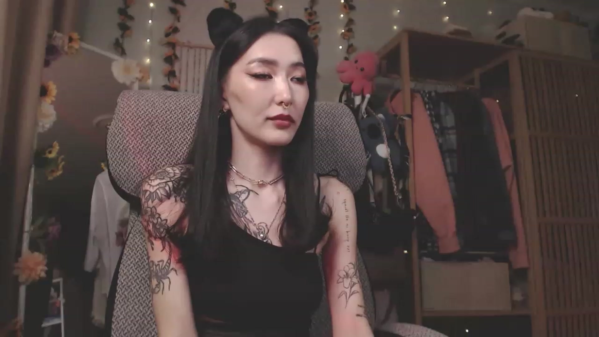 Gallery image thumbnail from KellyAsian's myfreecams stream on, 04/12/2023, 13:38 image 5 of 20