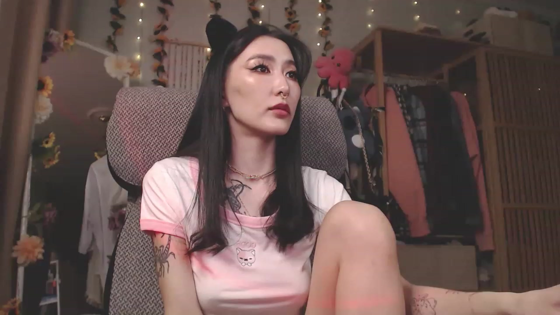 Gallery image thumbnail from KellyAsian's myfreecams stream on, 04/12/2023, 13:38 image 13 of 20