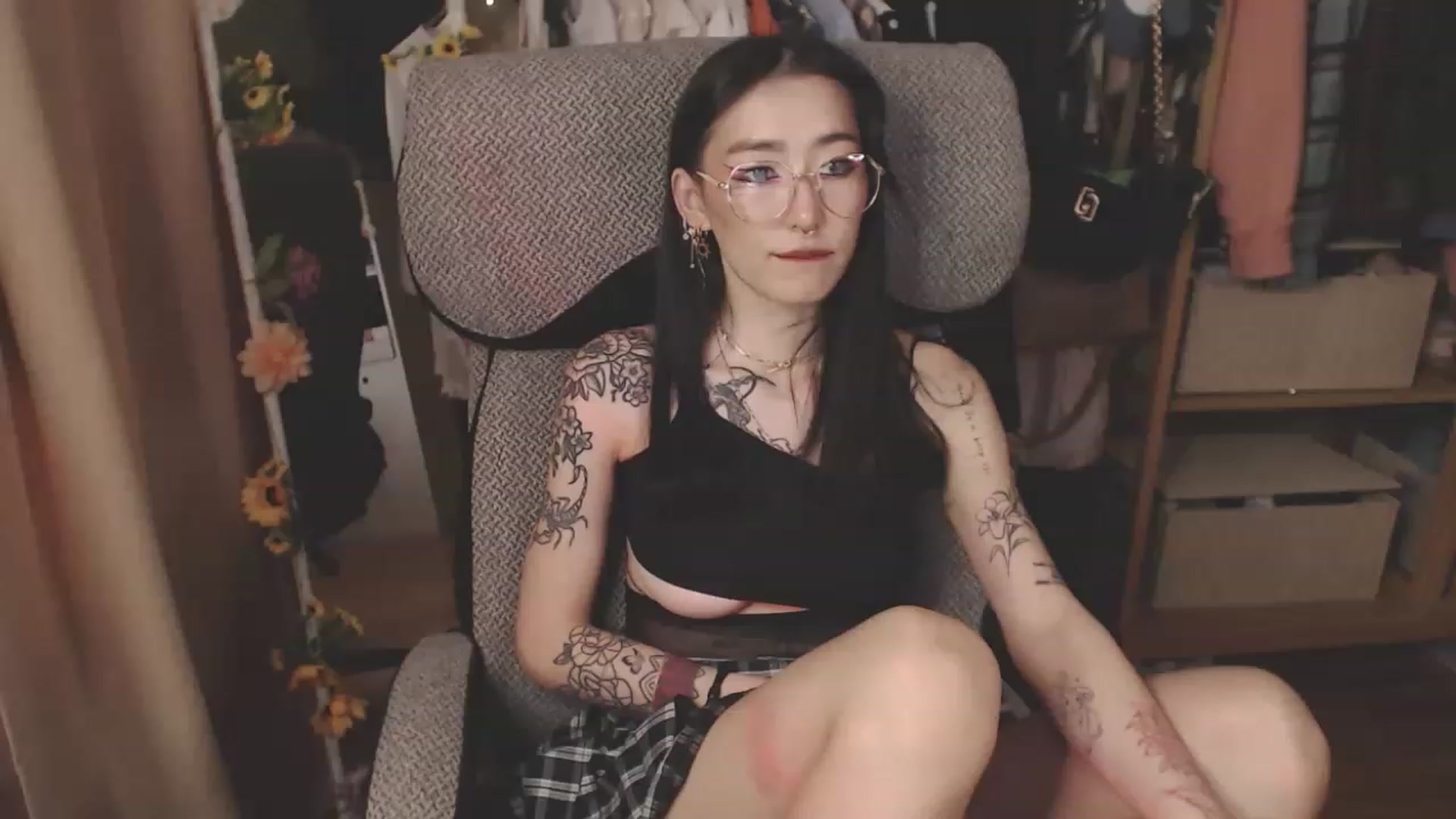 Gallery image thumbnail from KellyAsian's myfreecams stream on, 04/13/2023, 08:29 image 11 of 20