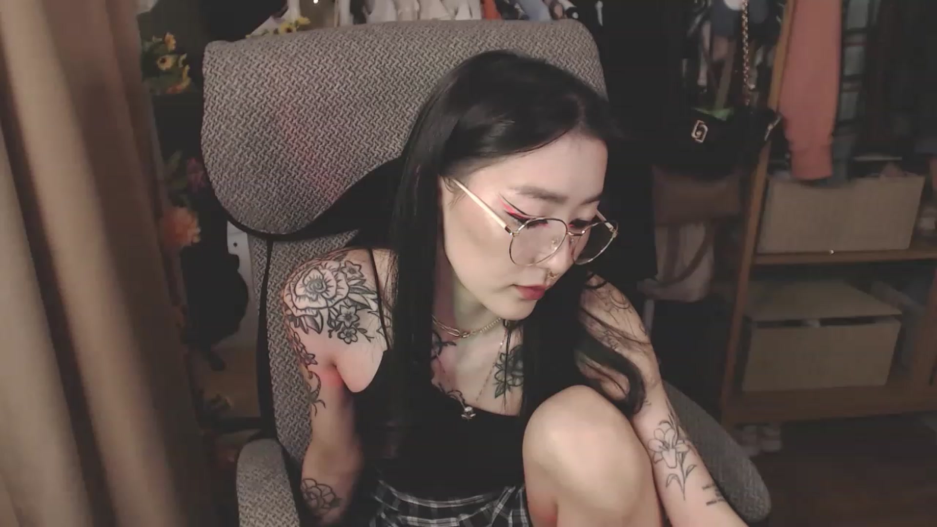 Gallery image thumbnail from KellyAsian's myfreecams stream on, 04/13/2023, 08:29 image 16 of 20
