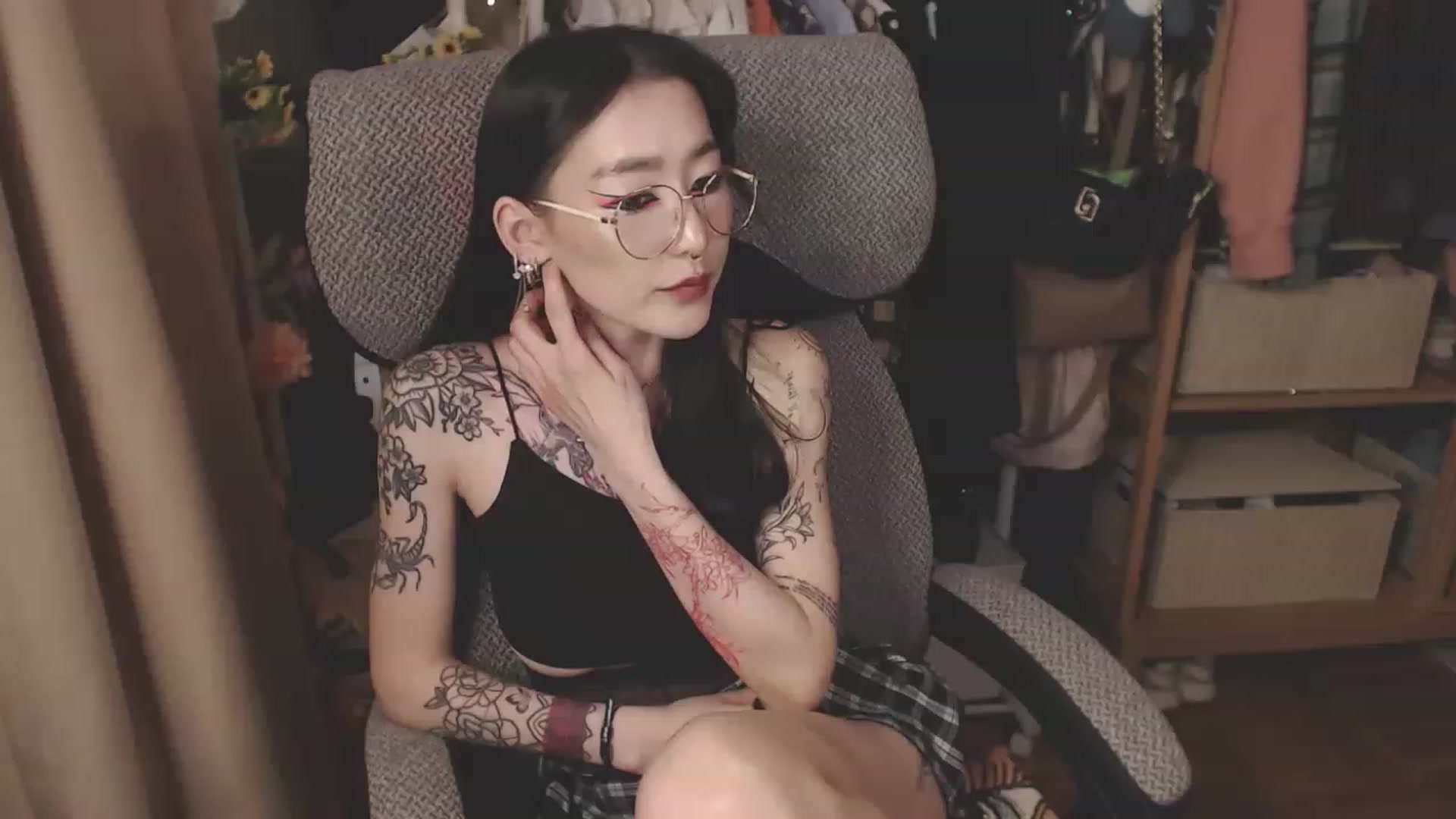 Gallery image thumbnail from KellyAsian's myfreecams stream on, 04/13/2023, 08:29 image 18 of 20