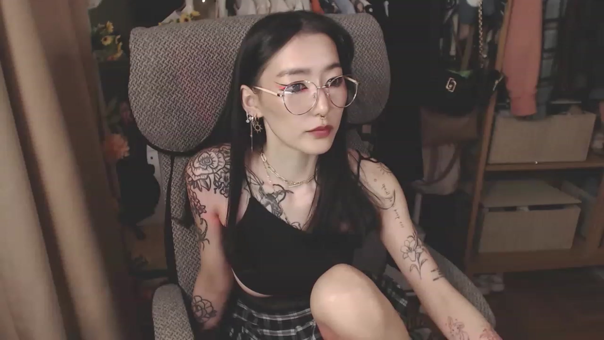 Gallery image thumbnail from KellyAsian's myfreecams stream on, 04/13/2023, 08:29 image 20 of 20