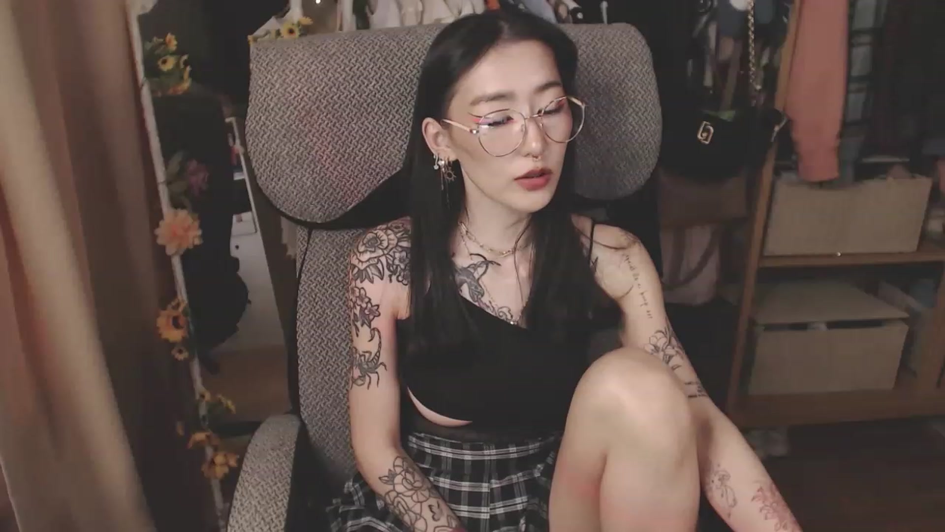 Gallery image thumbnail from KellyAsian's myfreecams stream on, 04/13/2023, 08:29 image 6 of 20