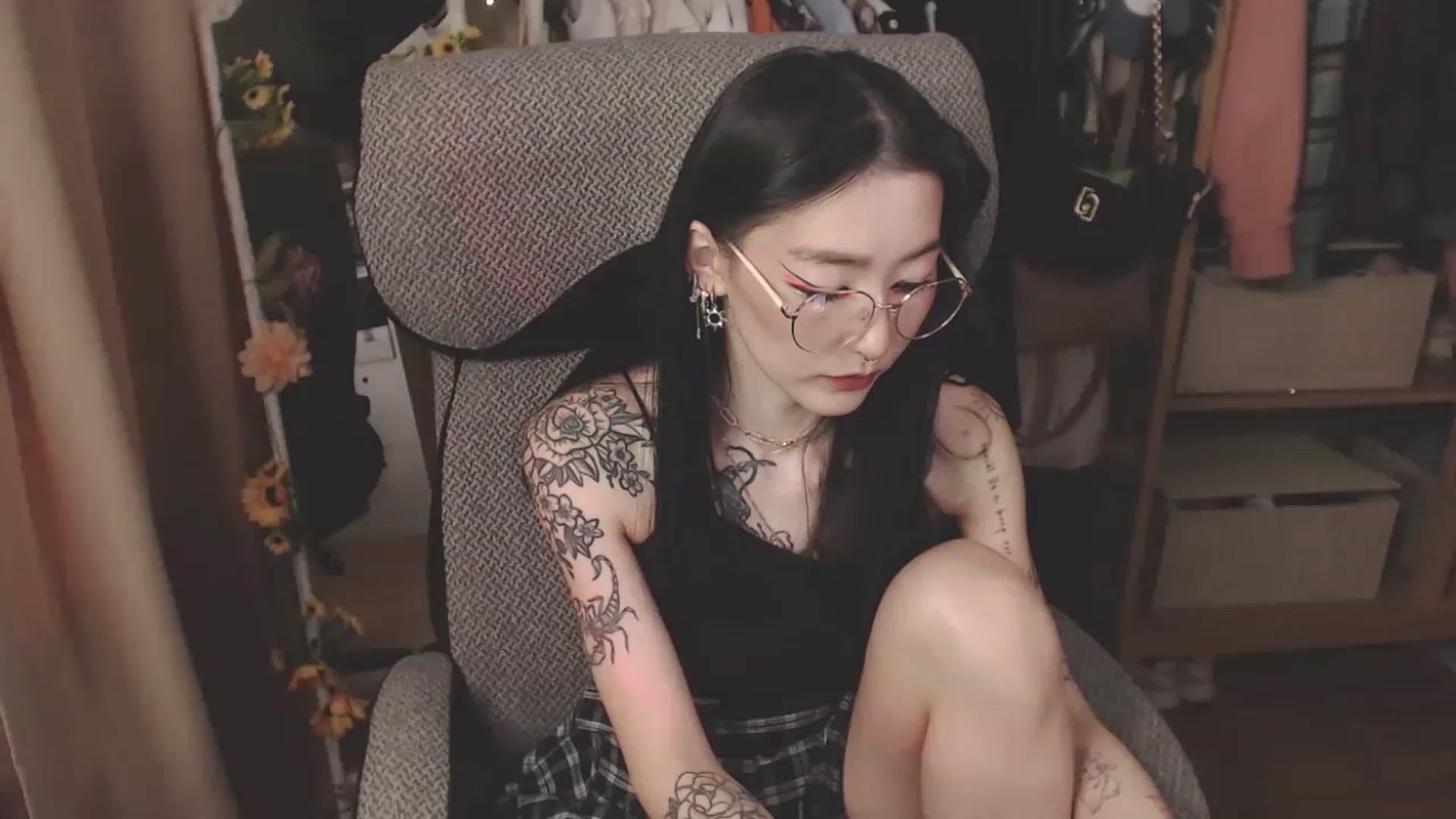 Gallery image thumbnail from KellyAsian's myfreecams stream on, 04/13/2023, 08:29 image 8 of 20