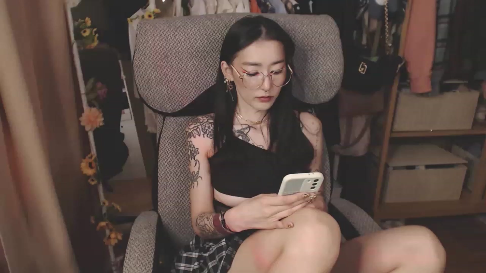 Gallery image thumbnail from KellyAsian's myfreecams stream on, 04/13/2023, 08:29 image 12 of 20