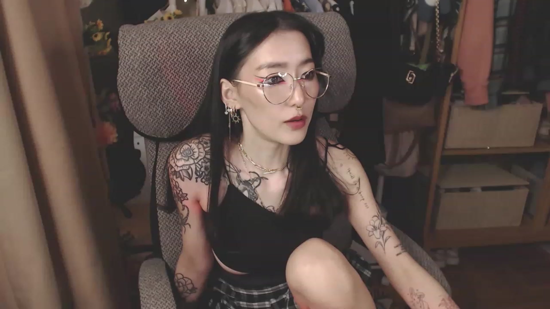 Gallery image thumbnail from KellyAsian's myfreecams stream on, 04/13/2023, 08:29 image 19 of 20