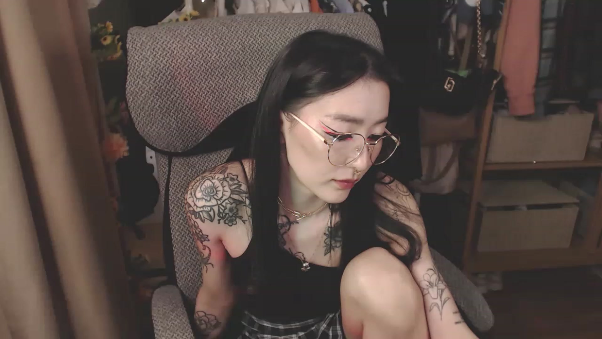 Gallery image thumbnail from KellyAsian's myfreecams stream on, 04/13/2023, 08:29 image 15 of 20