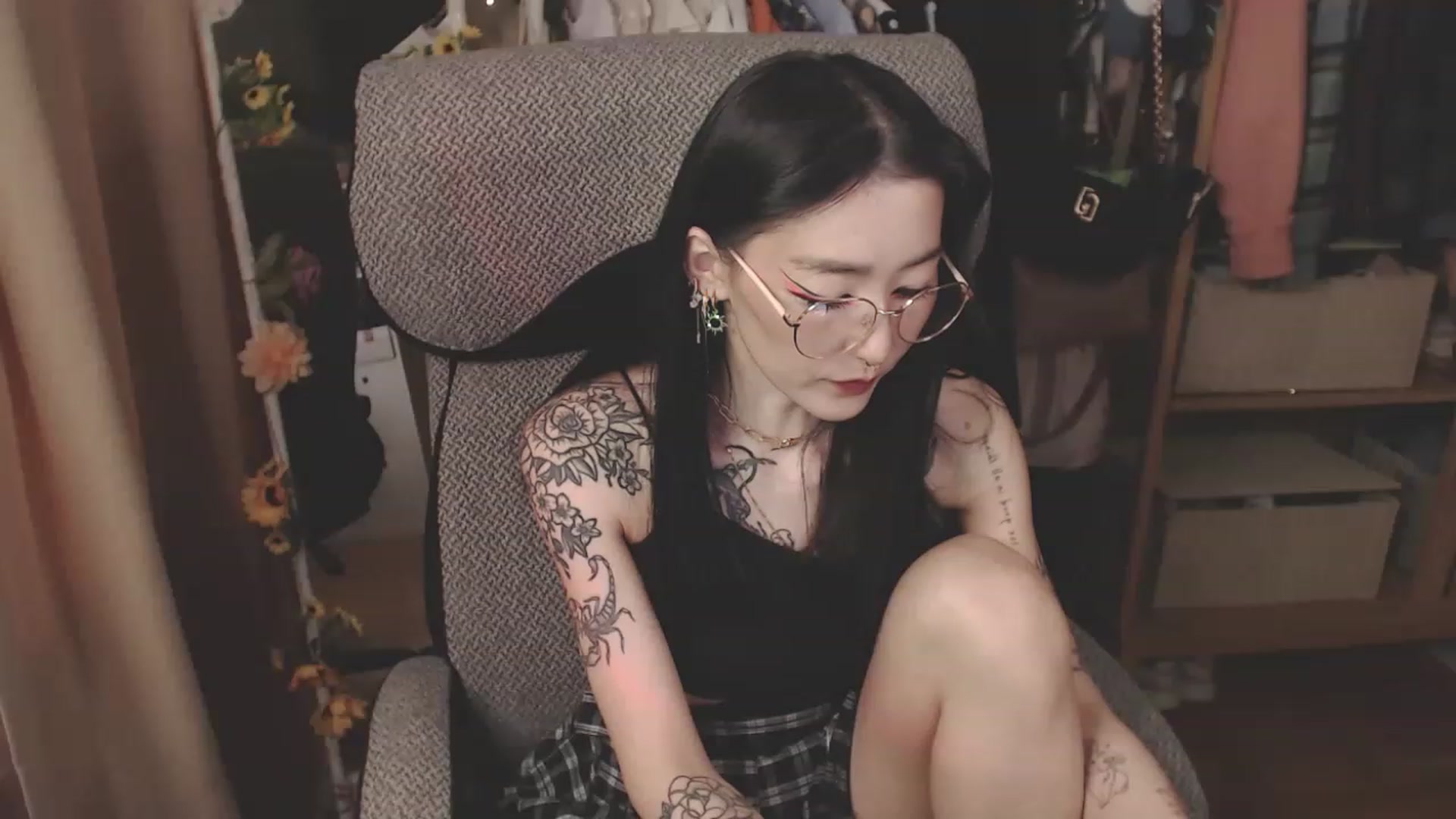 Gallery image thumbnail from KellyAsian's myfreecams stream on, 04/13/2023, 08:29 image 7 of 20
