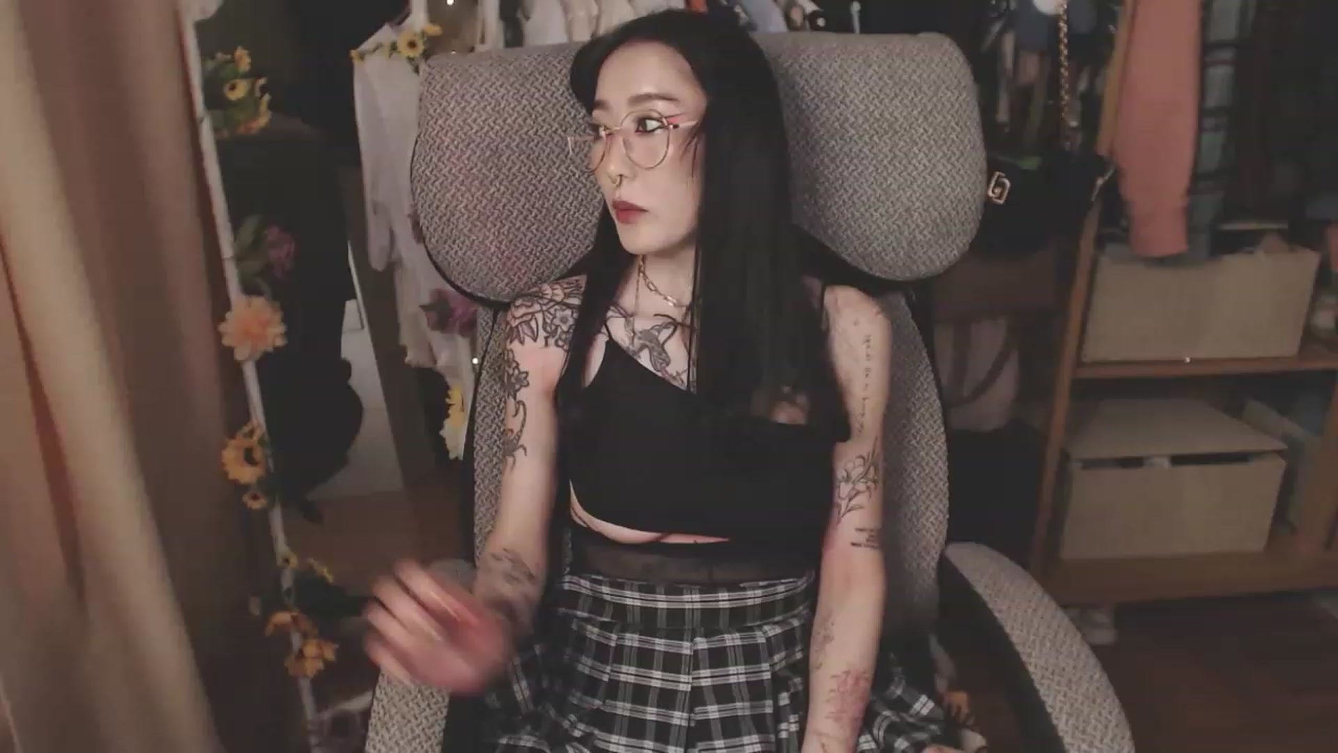 Gallery image thumbnail from KellyAsian's myfreecams stream on, 04/13/2023, 08:29 image 2 of 20