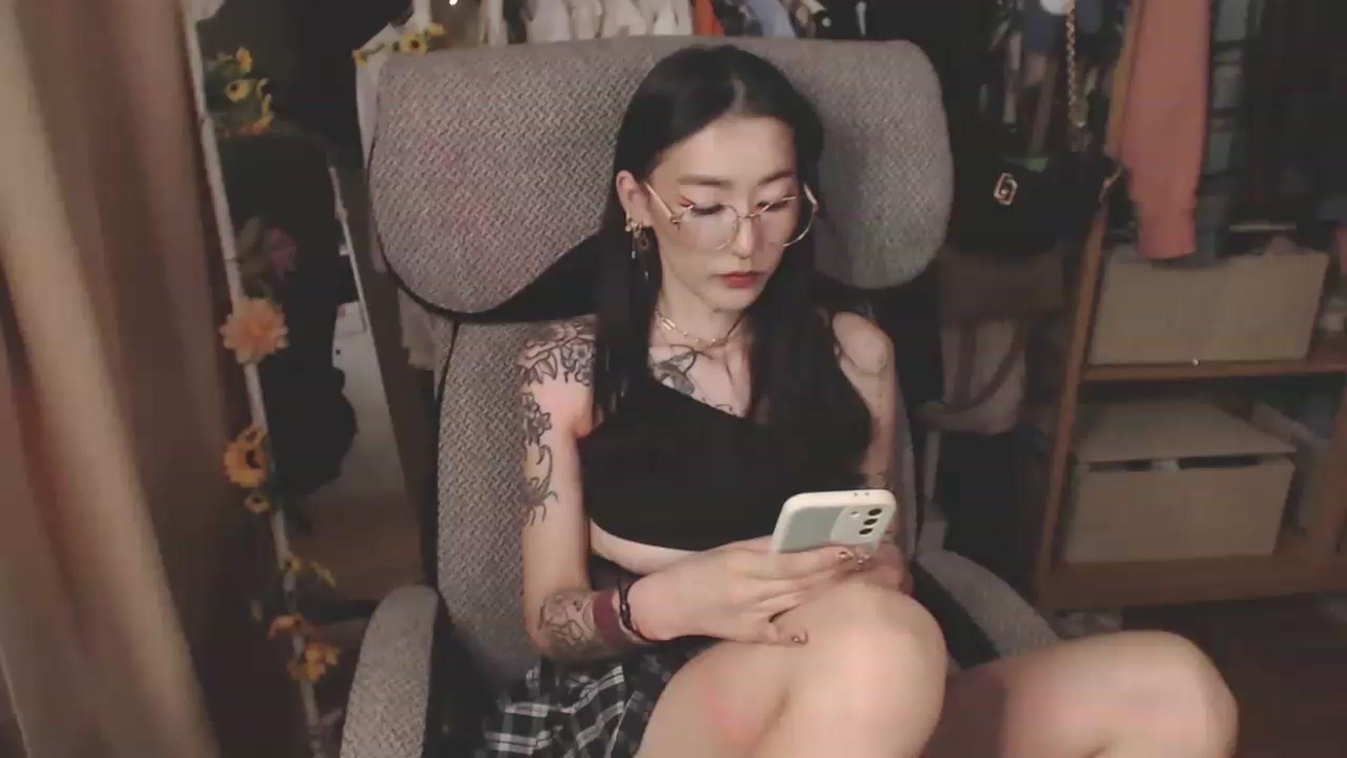 Gallery image thumbnail from KellyAsian's myfreecams stream on, 04/13/2023, 08:29 image 13 of 20