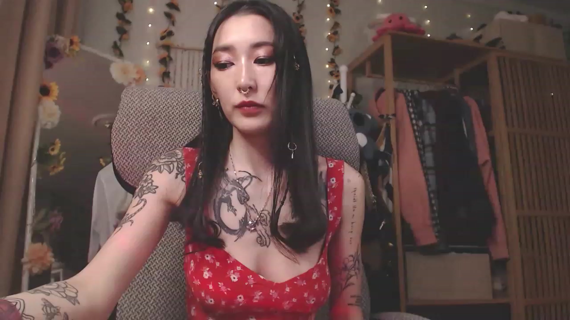 Gallery image thumbnail from KellyAsian's myfreecams stream on, 04/14/2023, 09:17 image 10 of 20