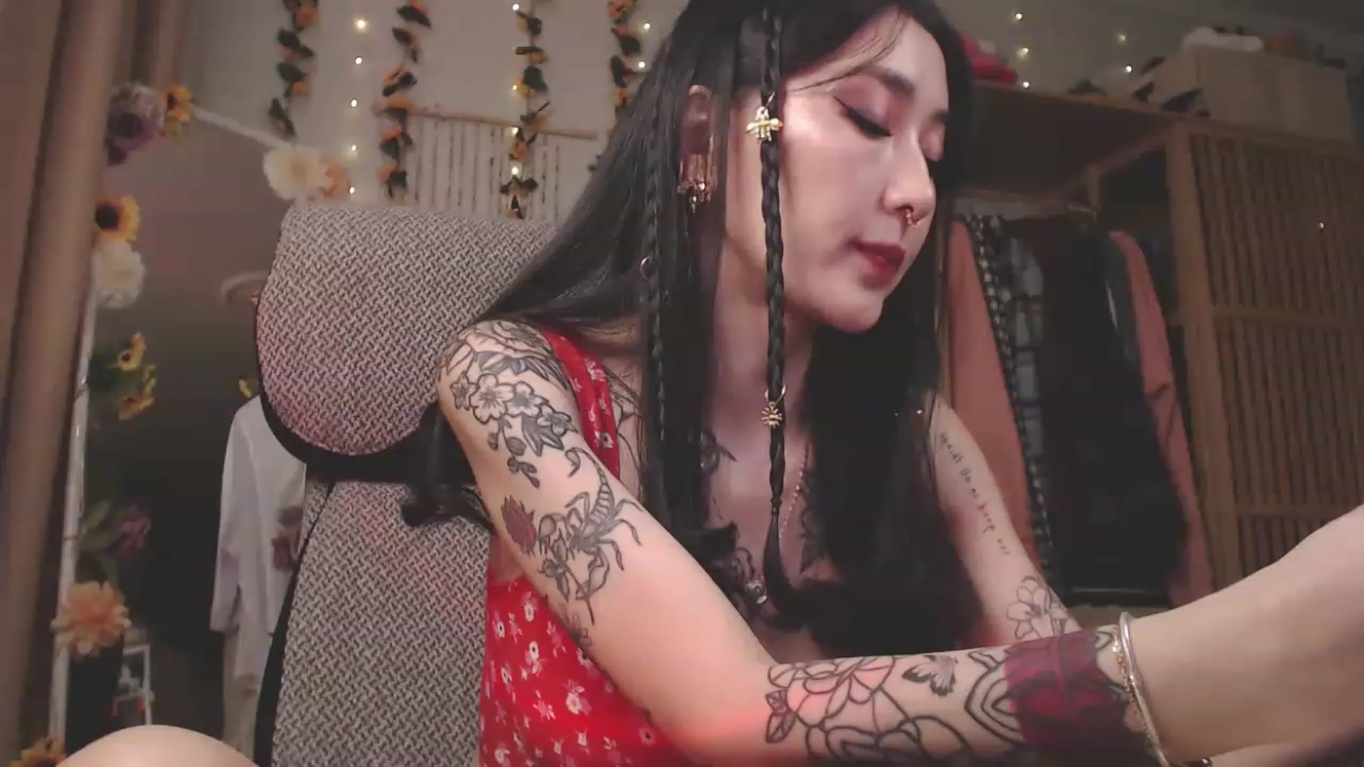 Gallery image thumbnail from KellyAsian's myfreecams stream on, 04/14/2023, 09:17 image 9 of 20