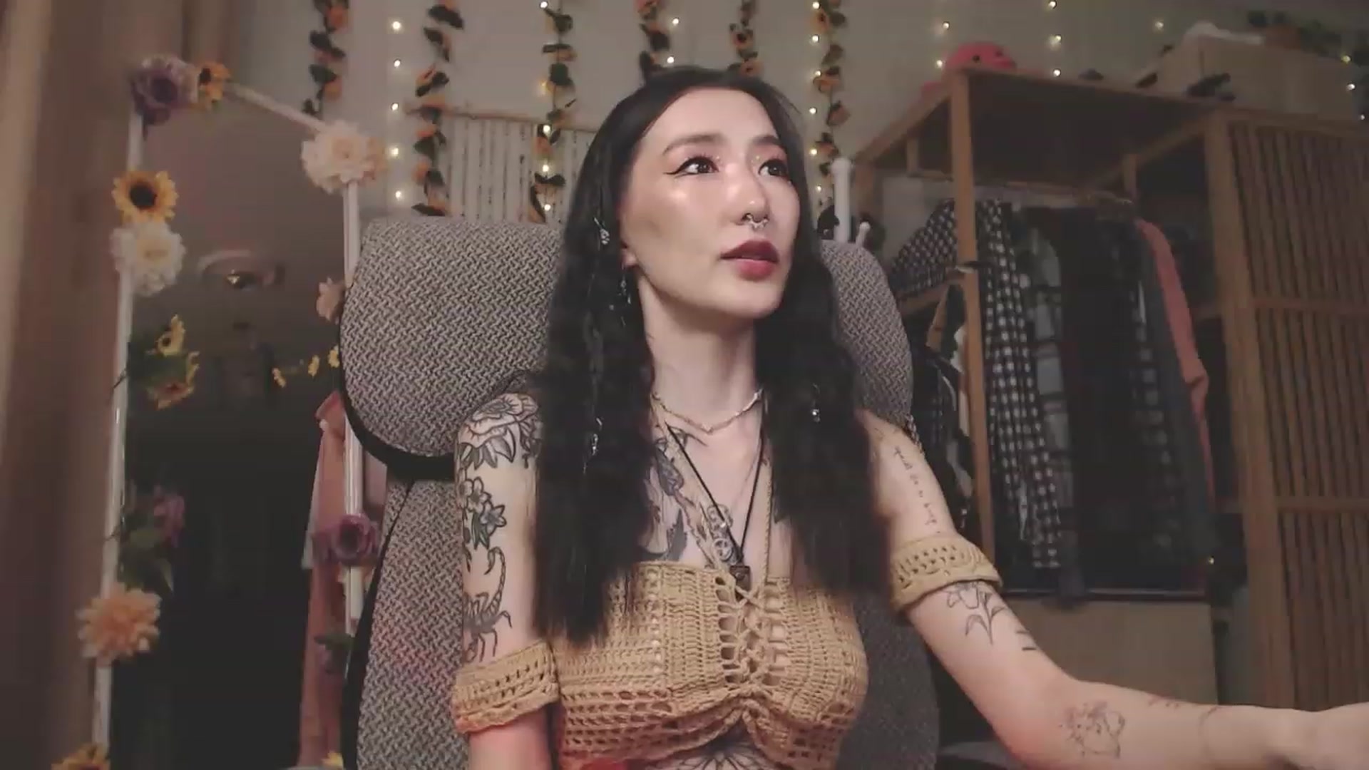 Gallery image thumbnail from KellyAsian's myfreecams stream on, 04/19/2023, 08:53 image 11 of 20