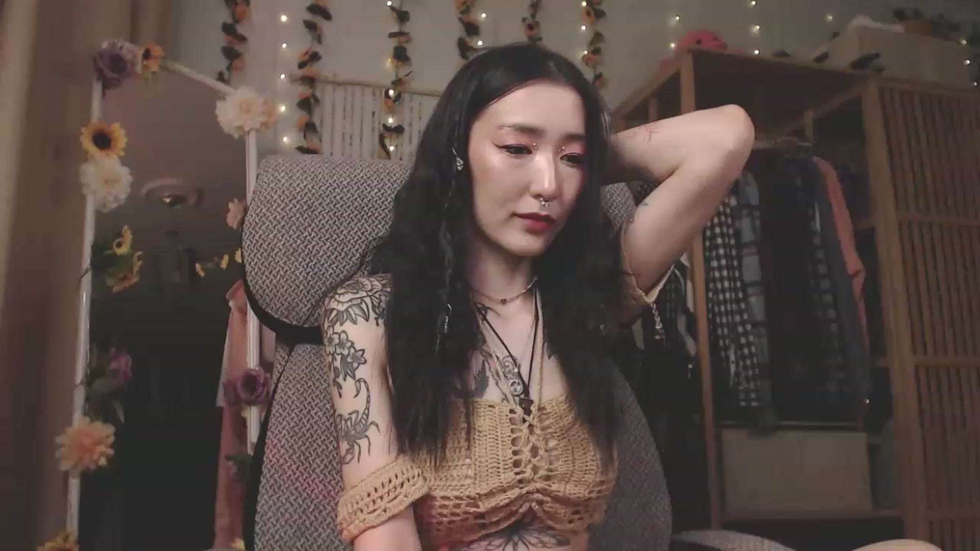 Gallery image thumbnail from KellyAsian's myfreecams stream on, 04/19/2023, 08:53 image 15 of 20