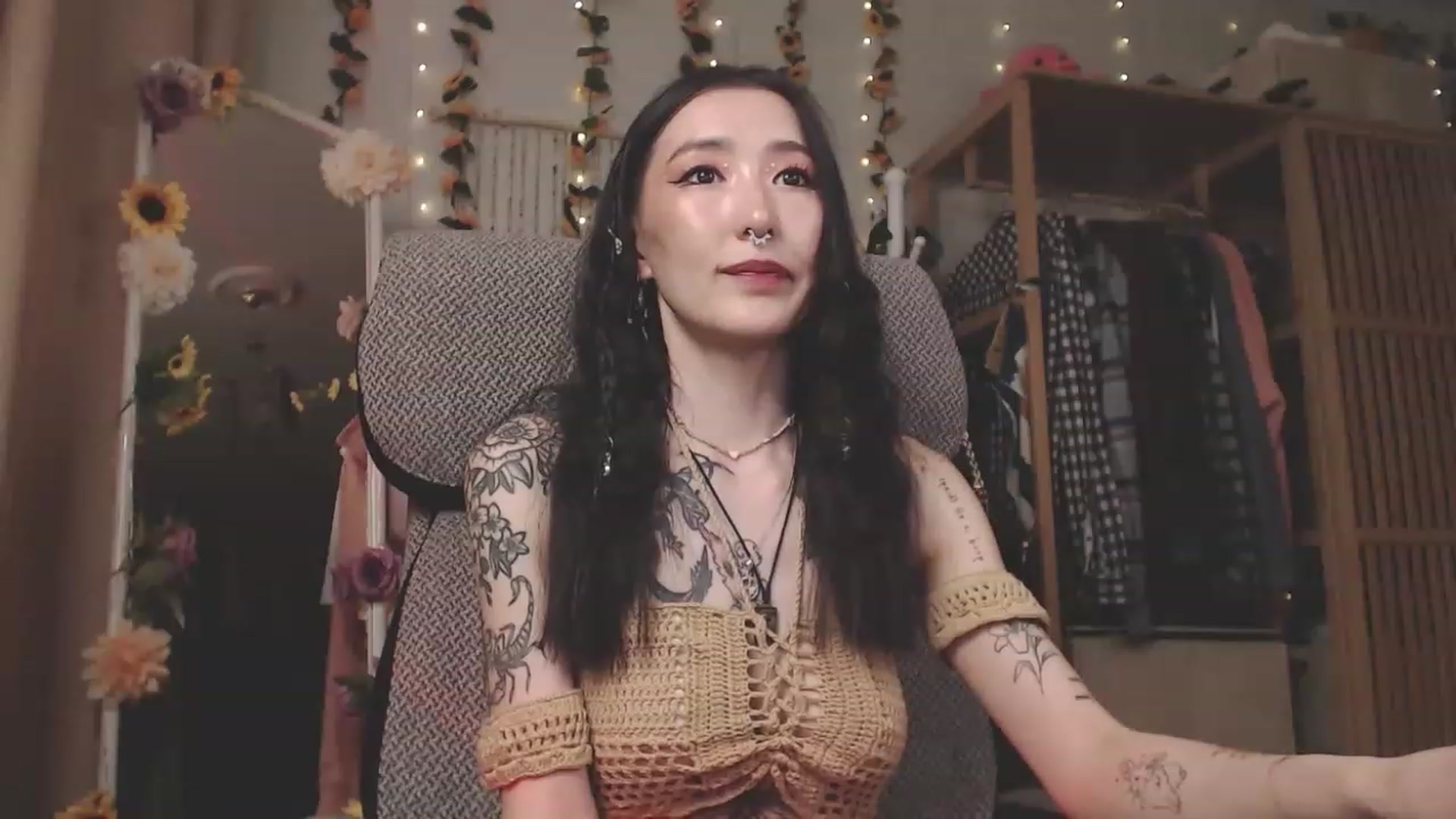 Gallery image thumbnail from KellyAsian's myfreecams stream on, 04/19/2023, 08:53 image 10 of 20