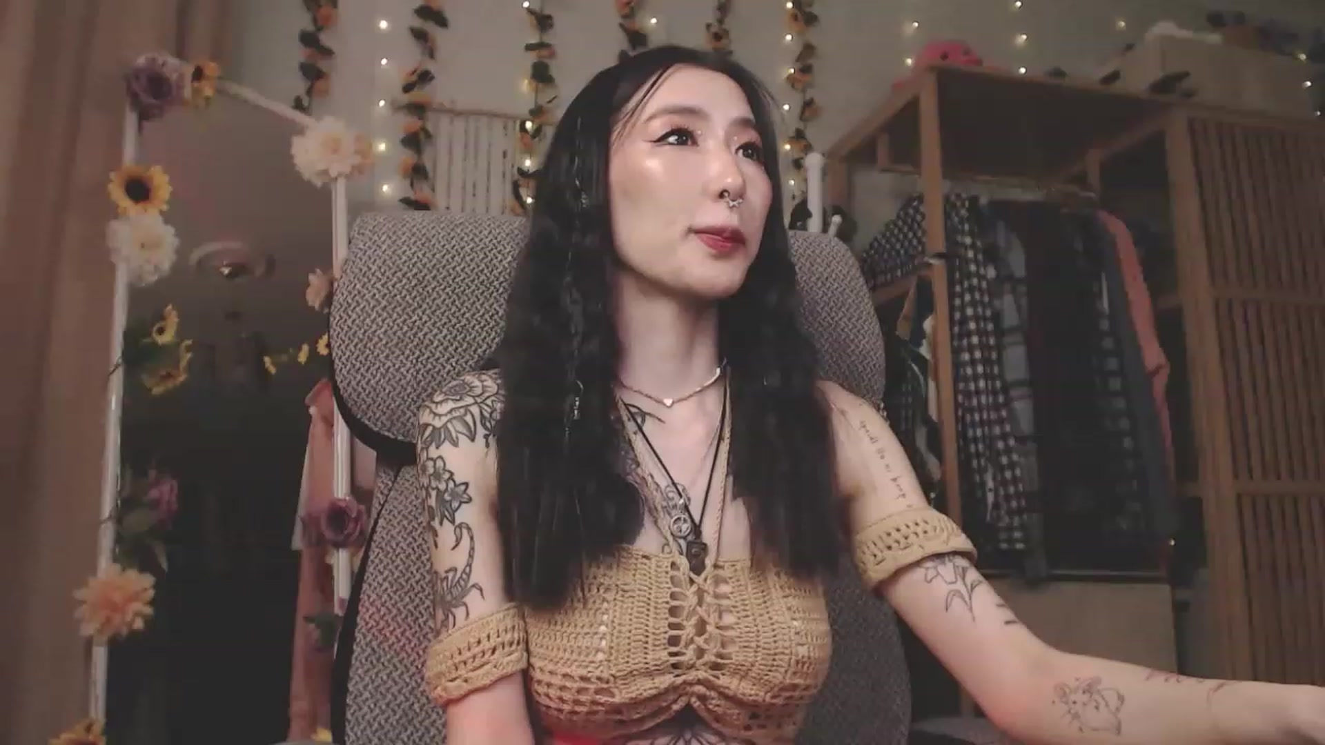 Gallery image thumbnail from KellyAsian's myfreecams stream on, 04/19/2023, 08:53 image 6 of 20