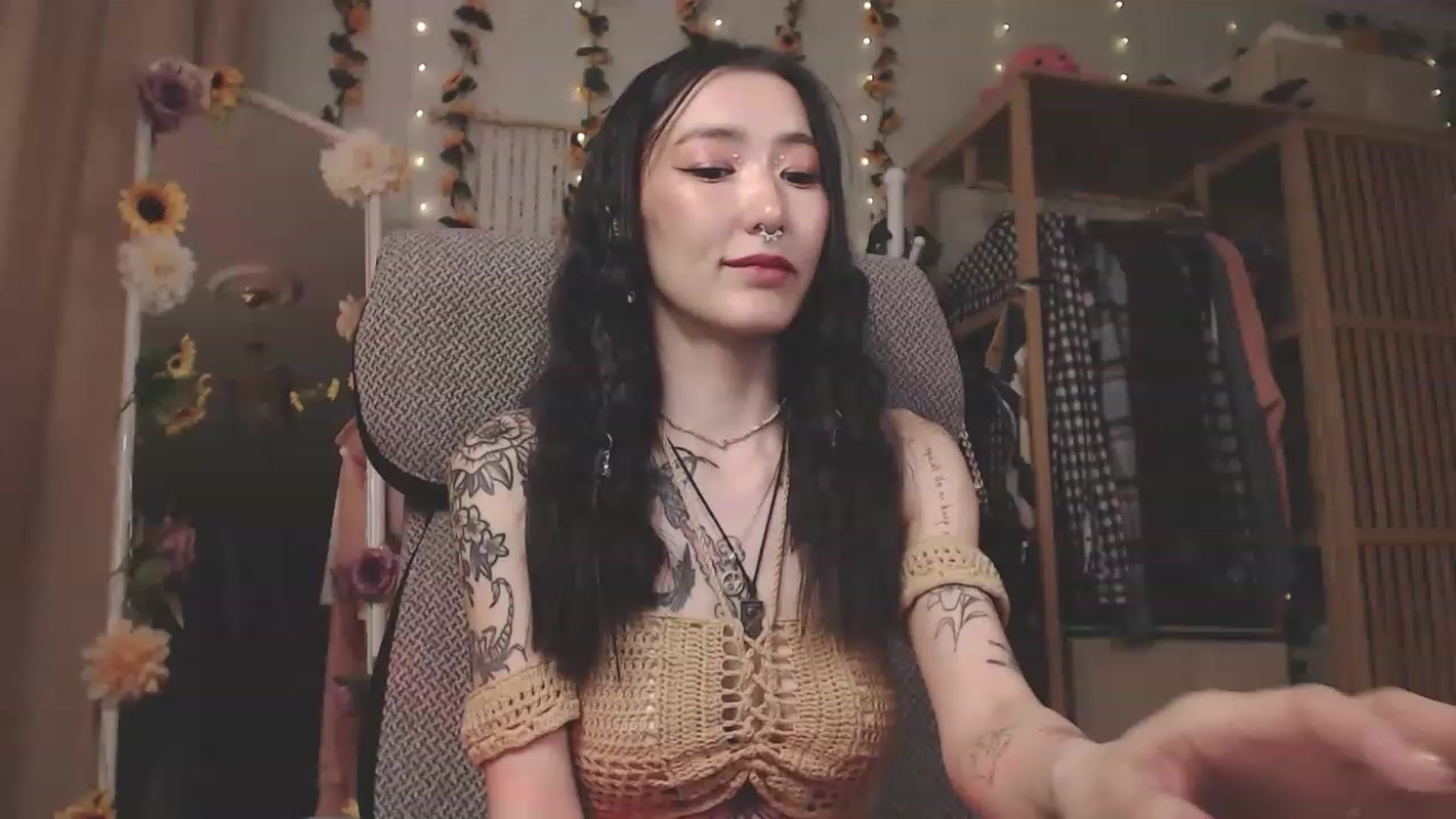 Gallery image thumbnail from KellyAsian's myfreecams stream on, 04/19/2023, 08:53 image 3 of 20