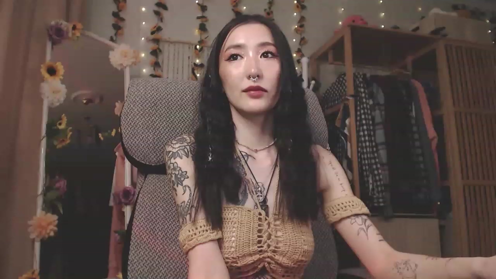 Gallery image thumbnail from KellyAsian's myfreecams stream on, 04/19/2023, 08:53 image 4 of 20