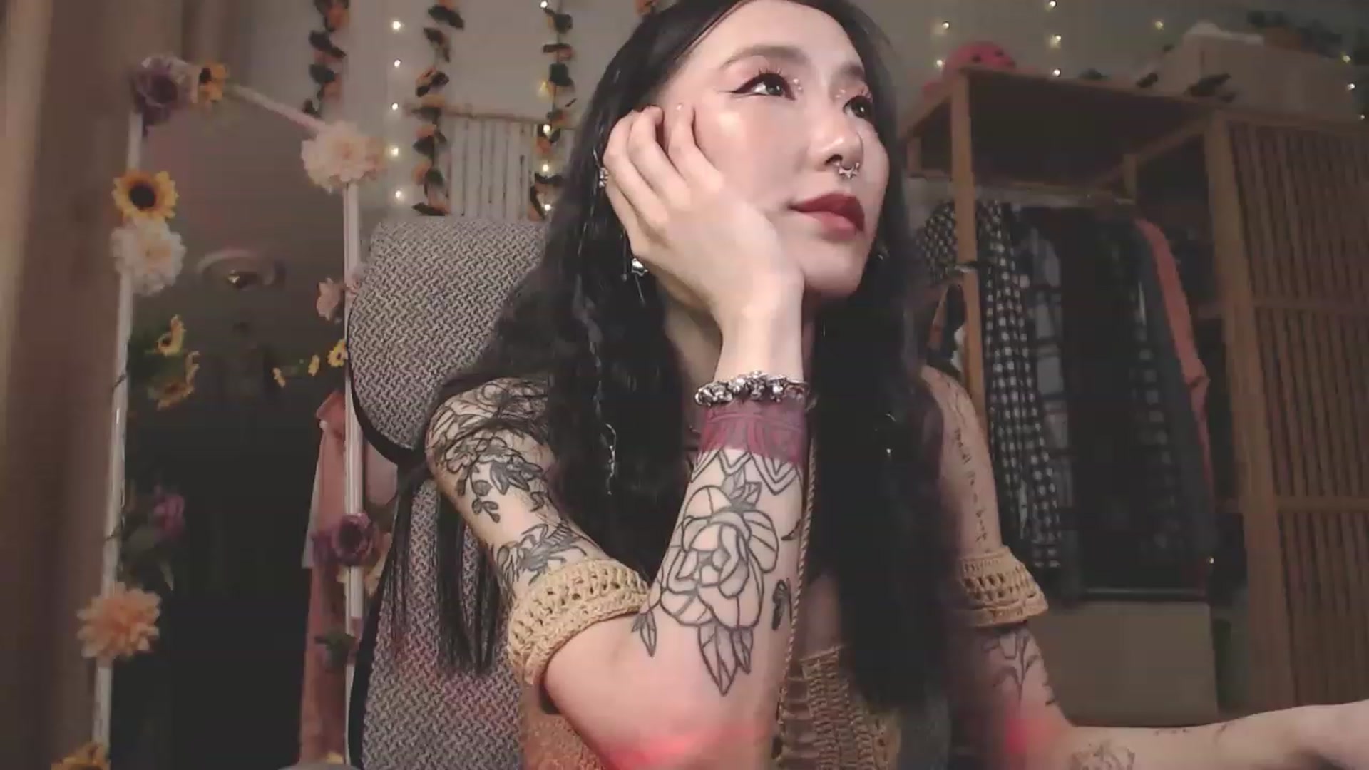 Gallery image thumbnail from KellyAsian's myfreecams stream on, 04/19/2023, 08:53 image 16 of 20