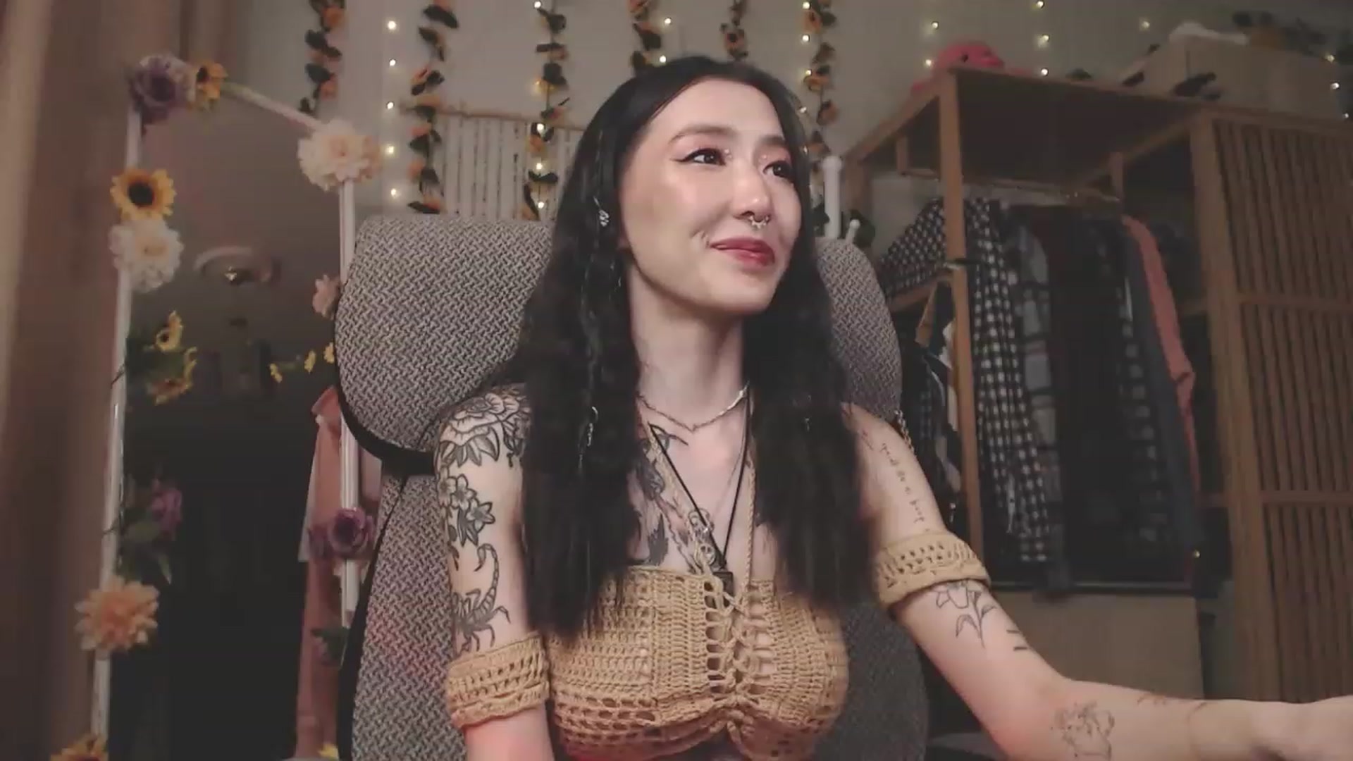 Gallery image thumbnail from KellyAsian's myfreecams stream on, 04/19/2023, 08:53 image 12 of 20