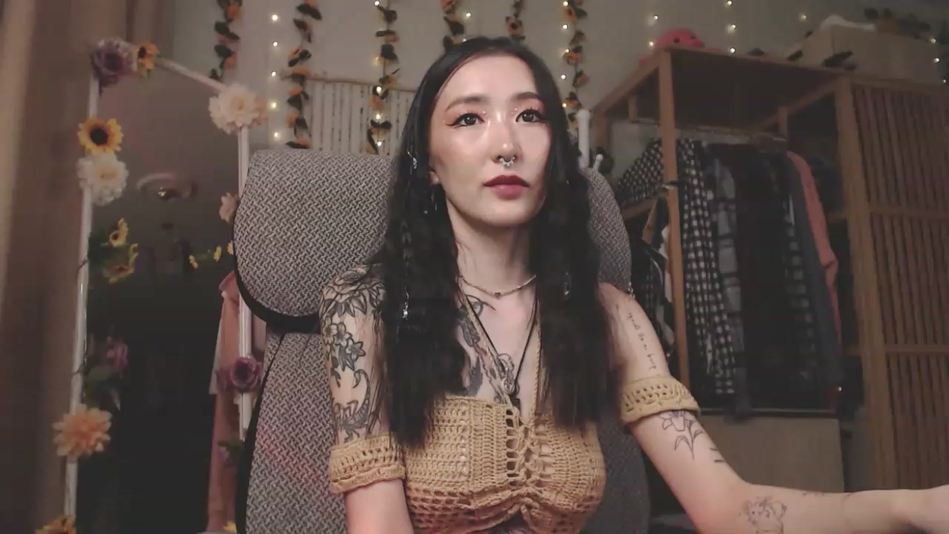 Gallery image thumbnail from KellyAsian's myfreecams stream on, 04/19/2023, 08:53 image 18 of 20