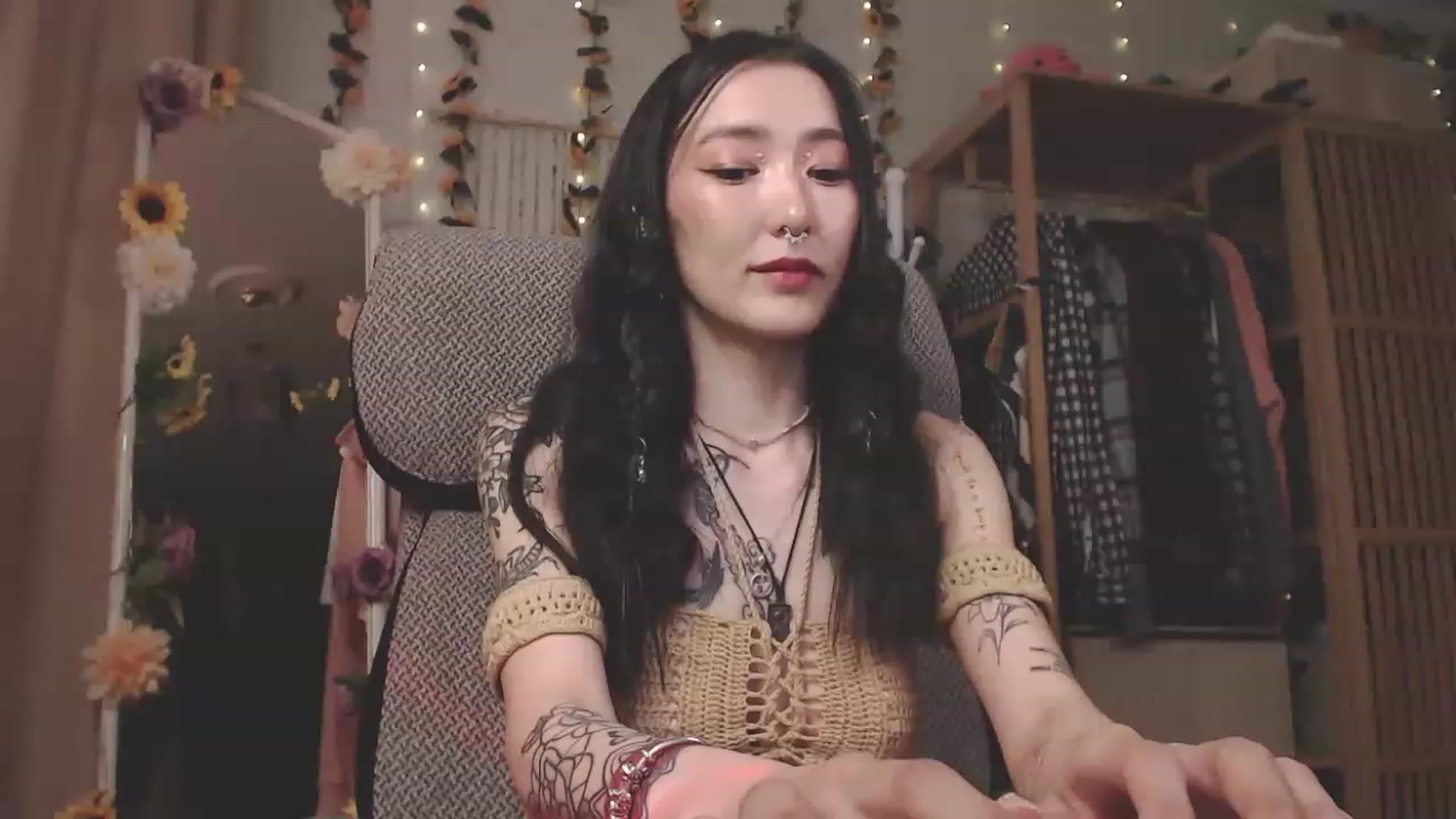 Gallery image thumbnail from KellyAsian's myfreecams stream on, 04/19/2023, 08:53 image 2 of 20