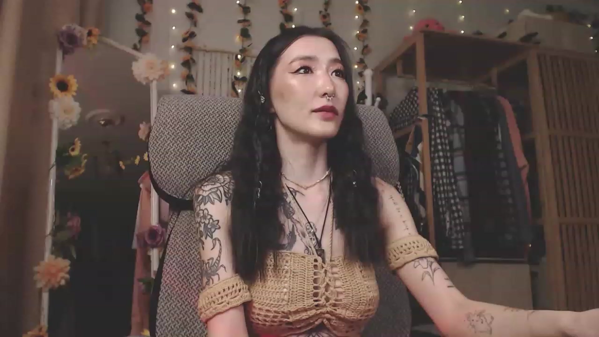 Gallery image thumbnail from KellyAsian's myfreecams stream on, 04/19/2023, 08:53 image 14 of 20
